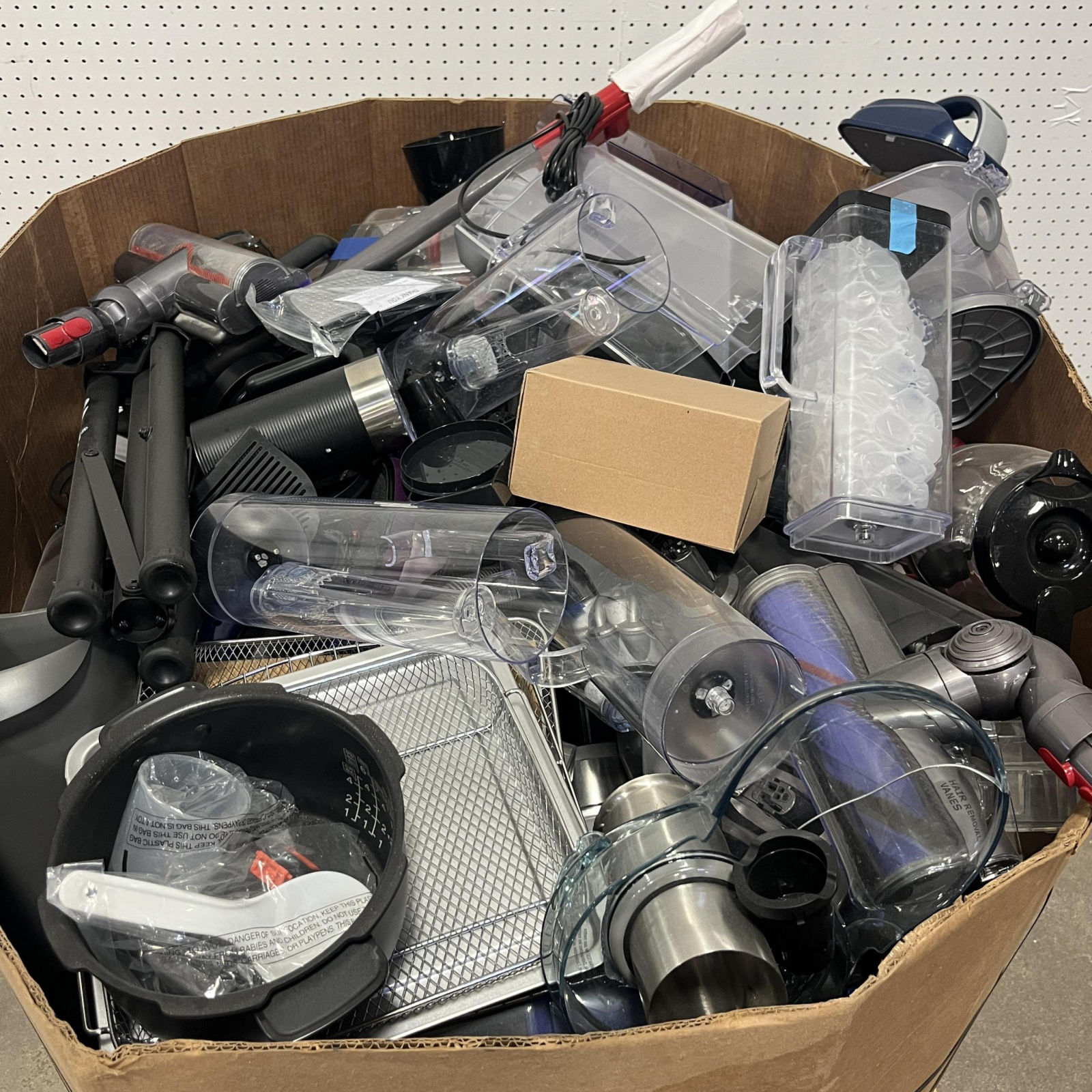USED MISCELLANEOUS VACUUM & KITCHEN APPLIANCE PARTS & ACCESSORIES PALLET #7 – UNMANIFESTED
