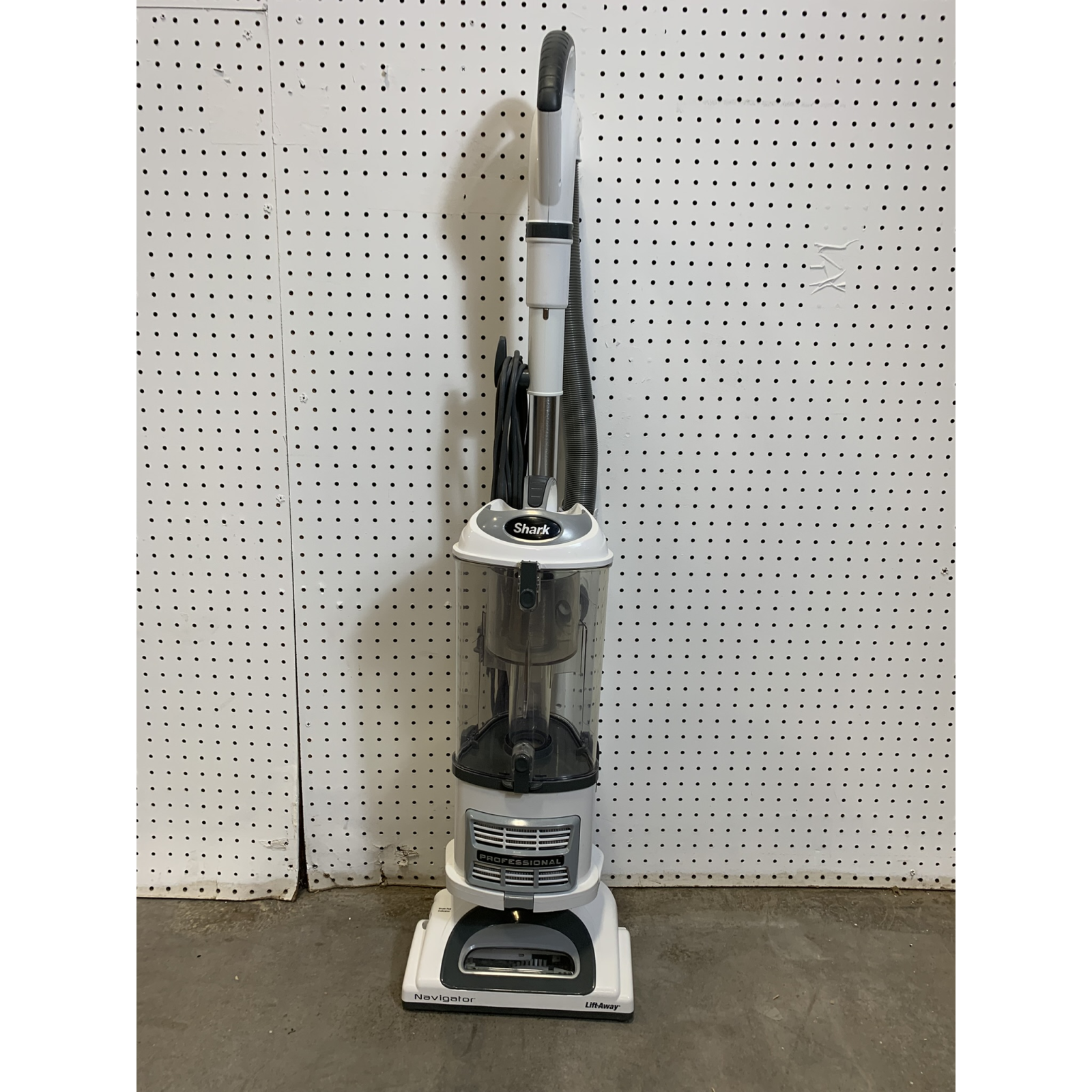 LOT OF 12 - USED Mixed Name-Brand Vacuum Pallet – Shark, Bissell, Black+Decker, Eureka & Craftsman - Total LOT MSRP $1,928