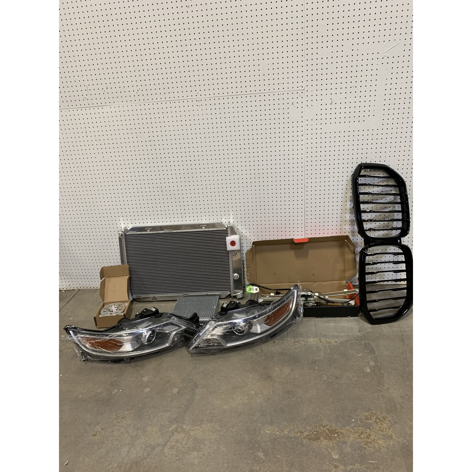 LOT OF 7 - USED MIXED AUTOMOTIVE PARTS PALLET – HEADLIGHTS, RADIATORS, GRILLES & MORE - Total LOT MSRP $626