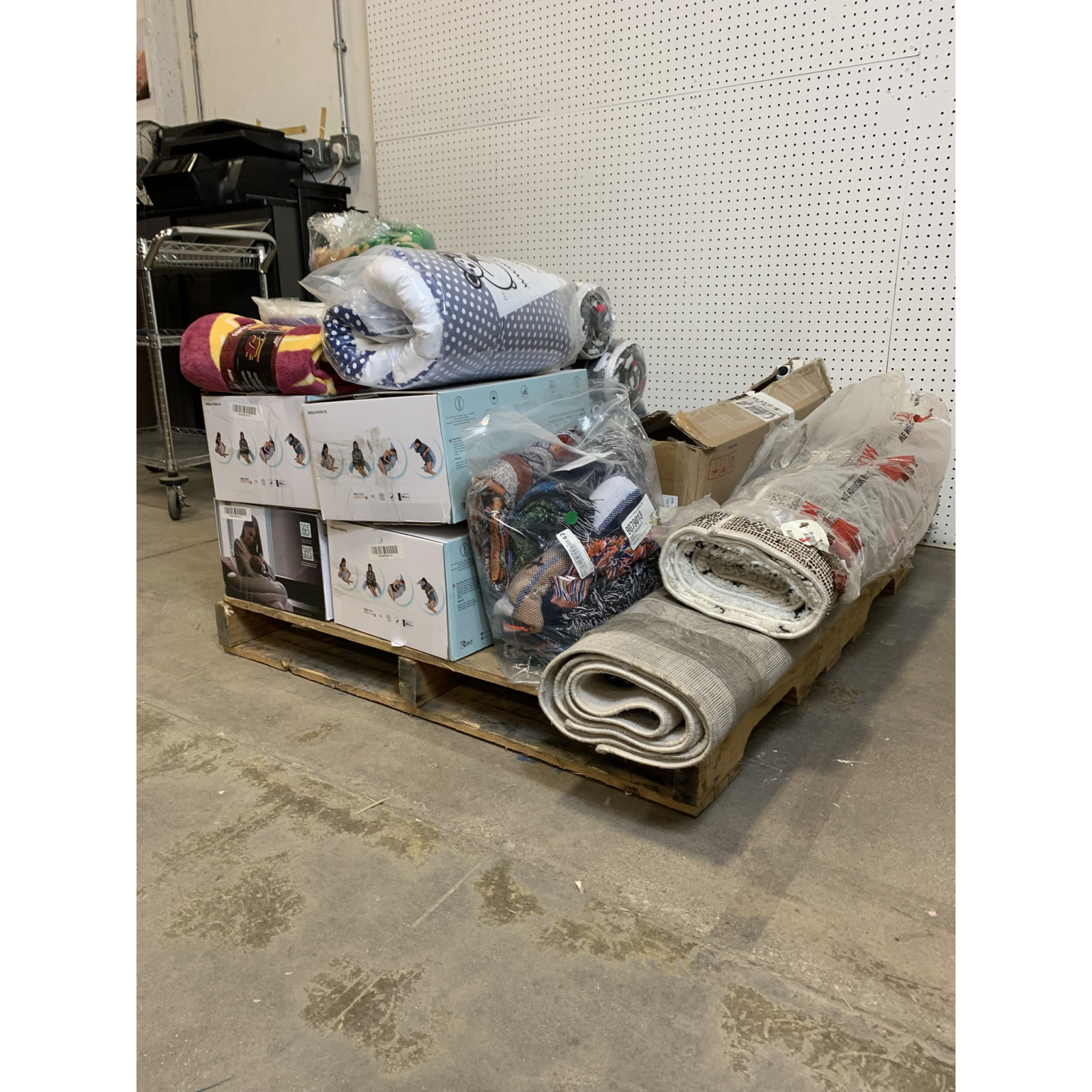 LOT OF 25 - USED Mixed Home Goods, Rugs, Blankets & Memorial Items – Various Brands - Total LOT MSRP $440
