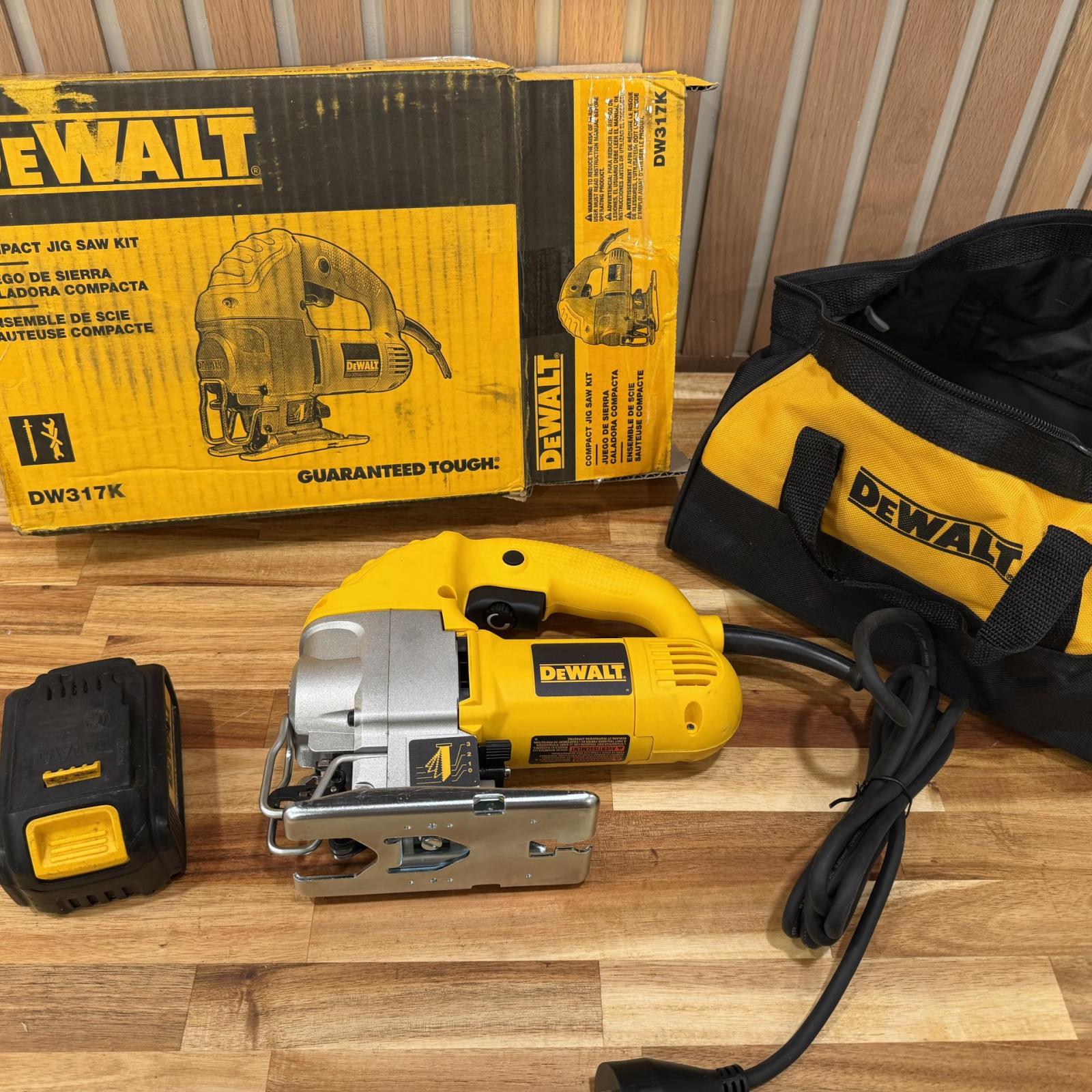 DEWALT 5.5 Amp Corded Variable Speed Jig Saw Kit with Bag
