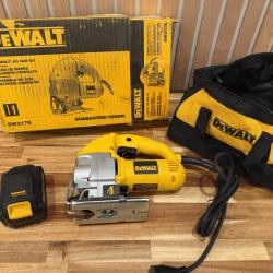 DEWALT 5.5 Amp Corded Variable Speed Jig Saw Kit with Bag