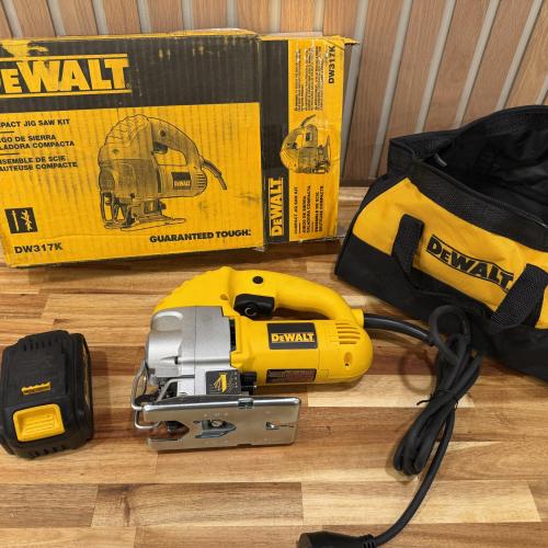 DEWALT 5.5 Amp Corded Variable Speed Jig Saw Kit with Bag
