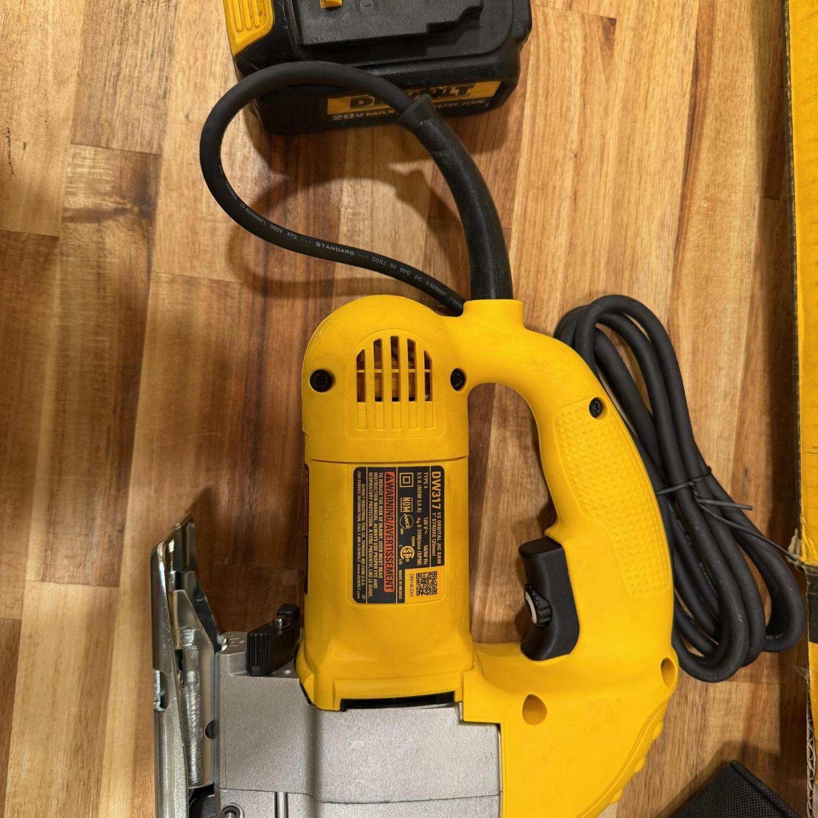 DEWALT 5.5 Amp Corded Variable Speed Jig Saw Kit with Bag