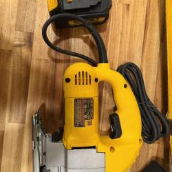 DEWALT 5.5 Amp Corded Variable Speed Jig Saw Kit with Bag
