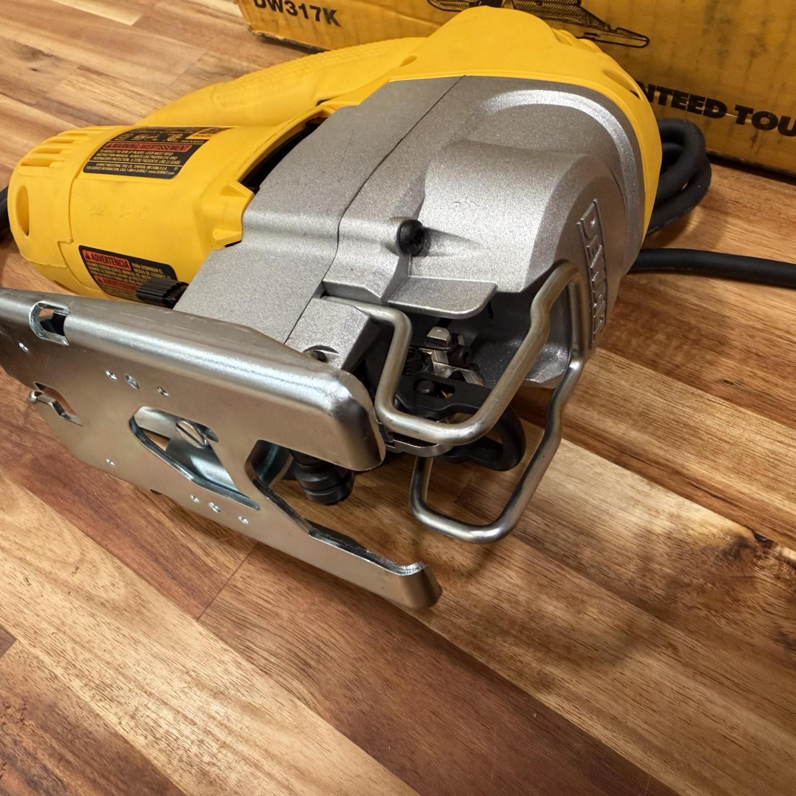 DEWALT 5.5 Amp Corded Variable Speed Jig Saw Kit with Bag