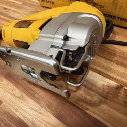 DEWALT 5.5 Amp Corded Variable Speed Jig Saw Kit with Bag