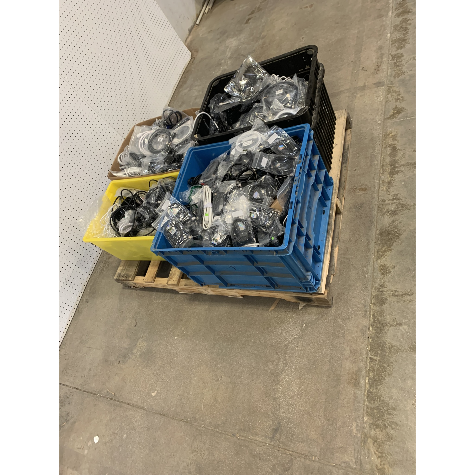 Bulk Pallet Mixed HDMI Cables & Computer Cords