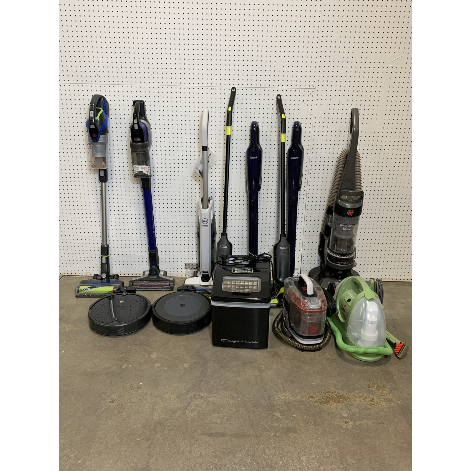 Mixed Vacuum & Small Appliance Return Pallet – Hoover, Shark, iRobot, Bissell, Frigidaire & More – Used/Unprocessed Returns