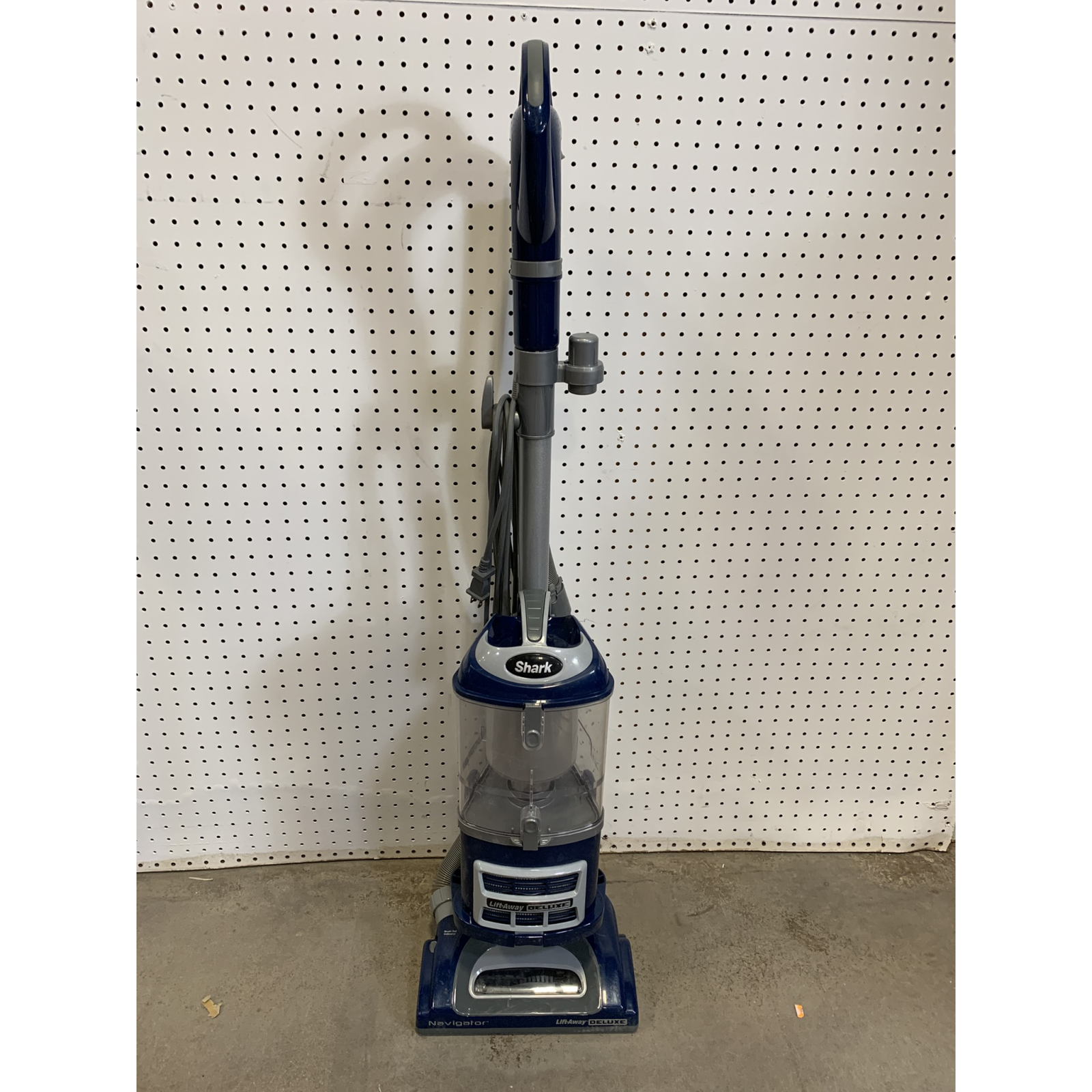 LOT OF 7 - USED / MIXED CORDLESS & UPRIGHT VACUUM PALLET - Shark, Wyze, Kenmore & Hoover - Total LOT Msrp $1,313