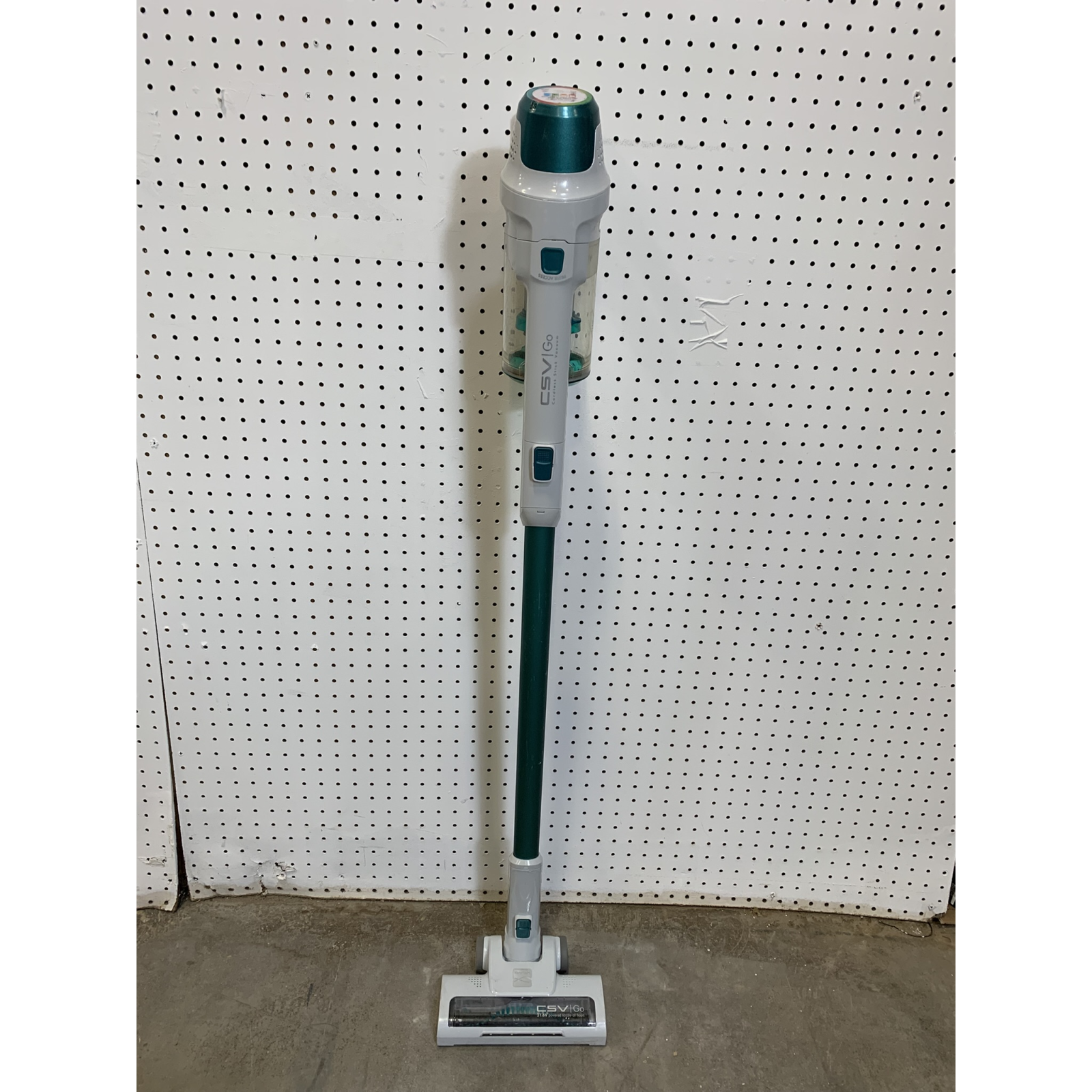 LOT OF 7 - USED / MIXED CORDLESS & UPRIGHT VACUUM PALLET - Shark, Wyze, Kenmore & Hoover - Total LOT Msrp $1,313