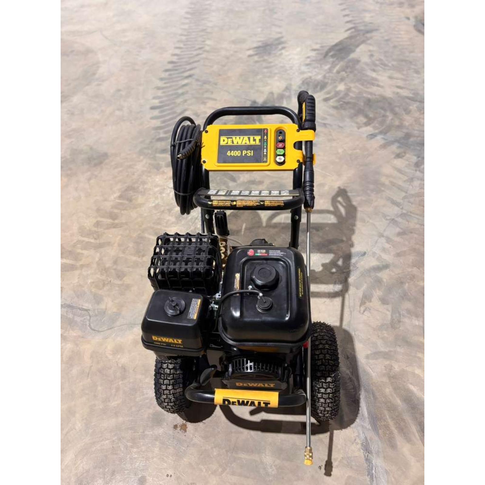 DEWALT 4400 PSI PRESSURE WASHER