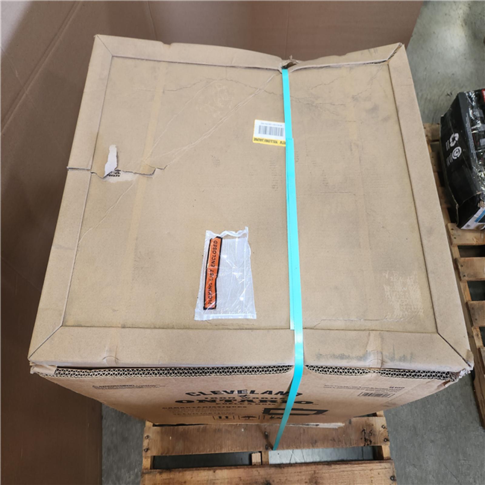 Phoenix NEW CLEVELAND IRON WORKS Heats up to 2 000 sq. ft. Ontario Wood Stove - Black (SEALED)