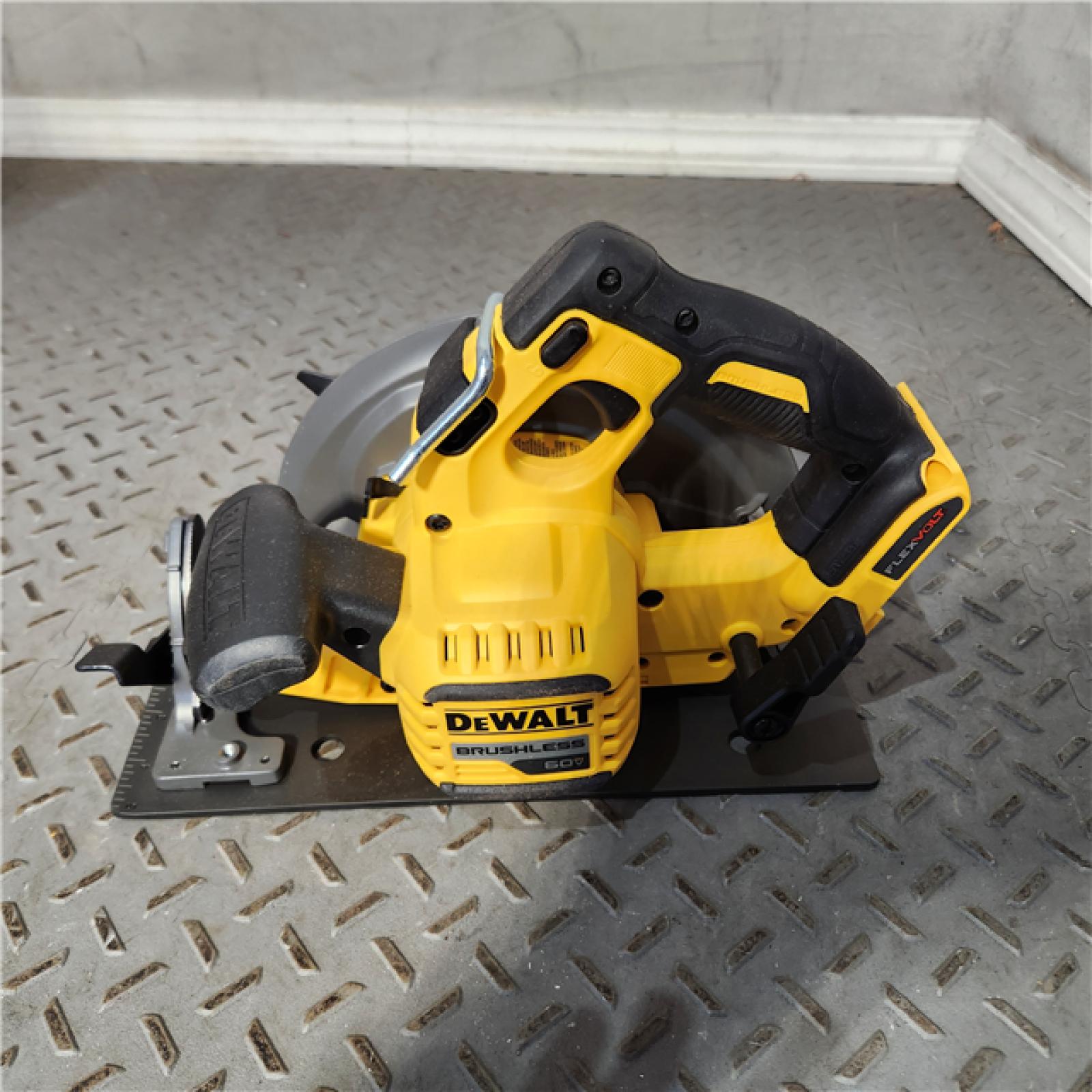 HOUSTON Location-AS-IS-DeWALT Flexvolt Max 7-1/4  60V Brushless Circular Saw DCS578B (Bare Tool) APPEARS IN NEW! Condition