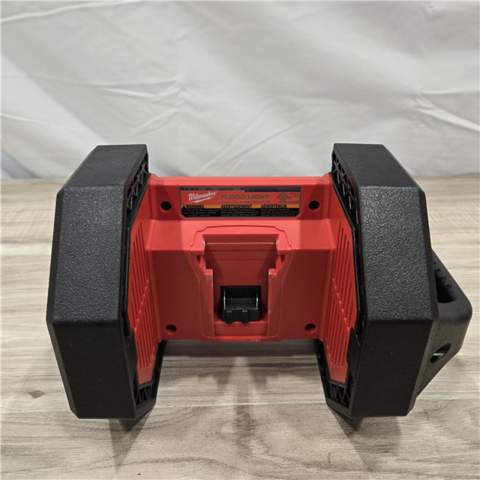 LIKE NEW! - Milwaukee Cordless 1500 Lumens LED Flood Light (Tool-Only)