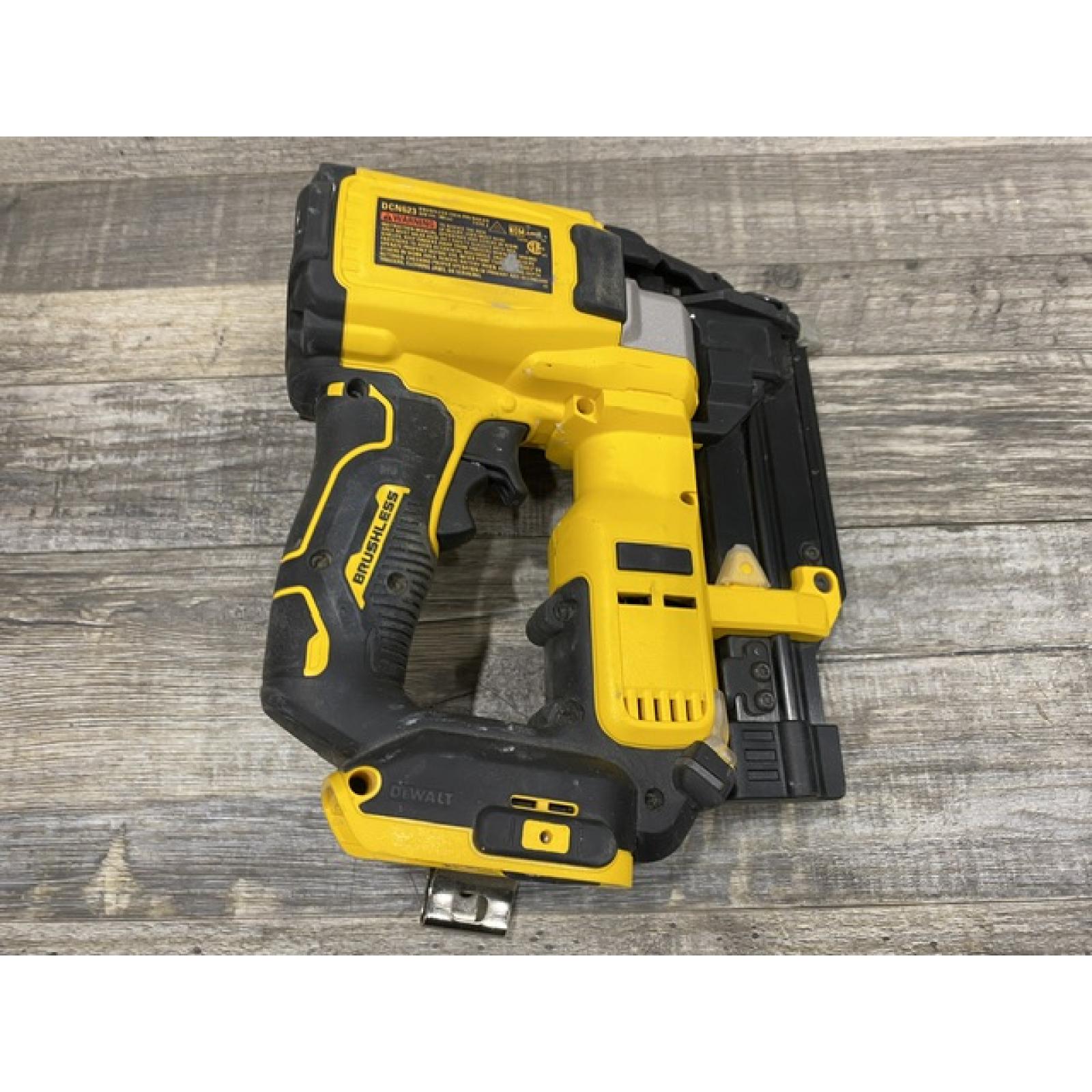 AS-IS DEWALT ATOMIC 20V MAX Lithium Ion Cordless 23 Gauge Pin Nailer Kit