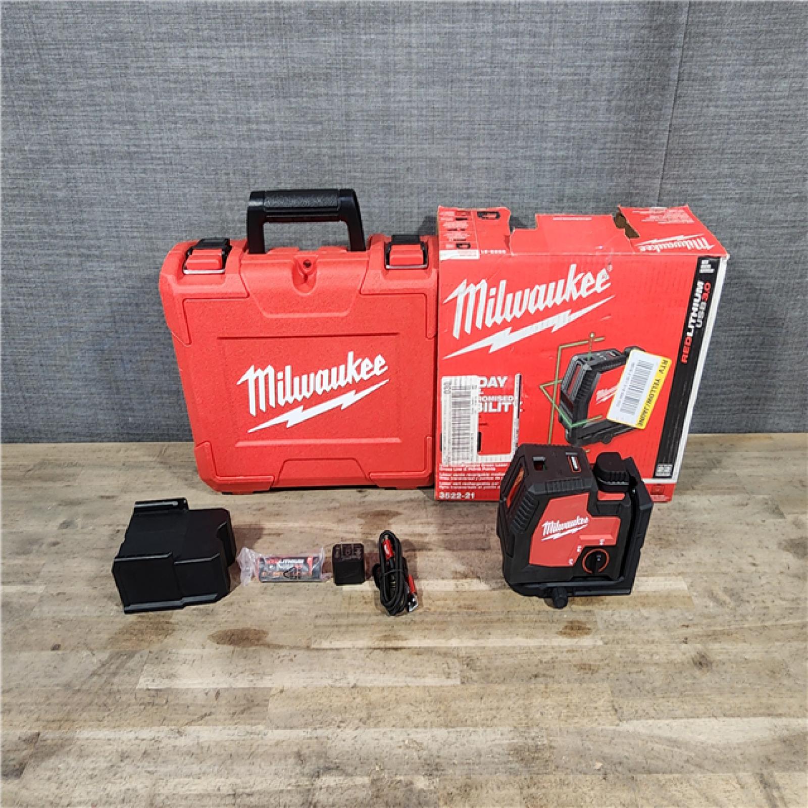 HOUSTON LOCATION - AS-IS (APPEARS LIKE NEW) Milwaukee-3522-21 Green Beam Laser Cross Line Plumb Point Rechargeable USB Kit