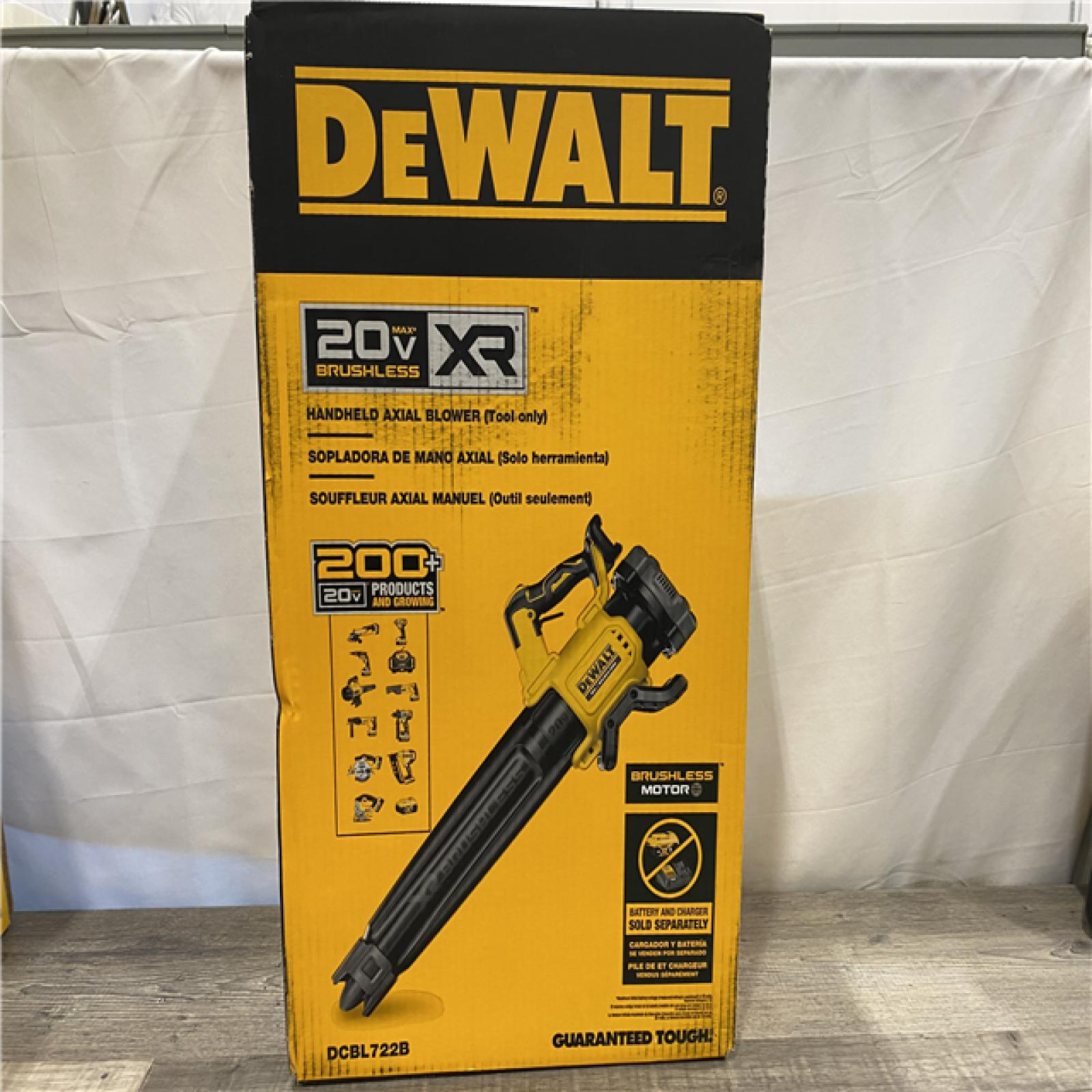 NEW - DEWALT 20V MAX 125 MPH 450 CFM Brushless Cordless Handheld Leaf Blower with Concentrator Nozzle (Tool Only)