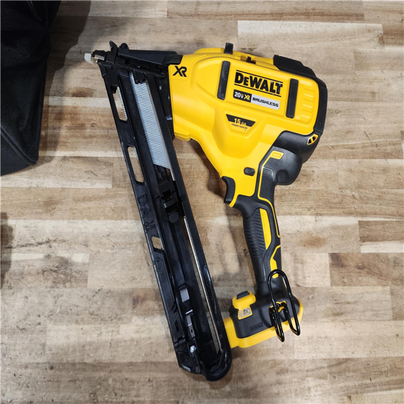 HOUSTON LOCATION - AS-IS DEWALT 20V MAX XR Lithium-Ion Cordless 2-1/2 in. 15-Gauge Finish Nailer Kit