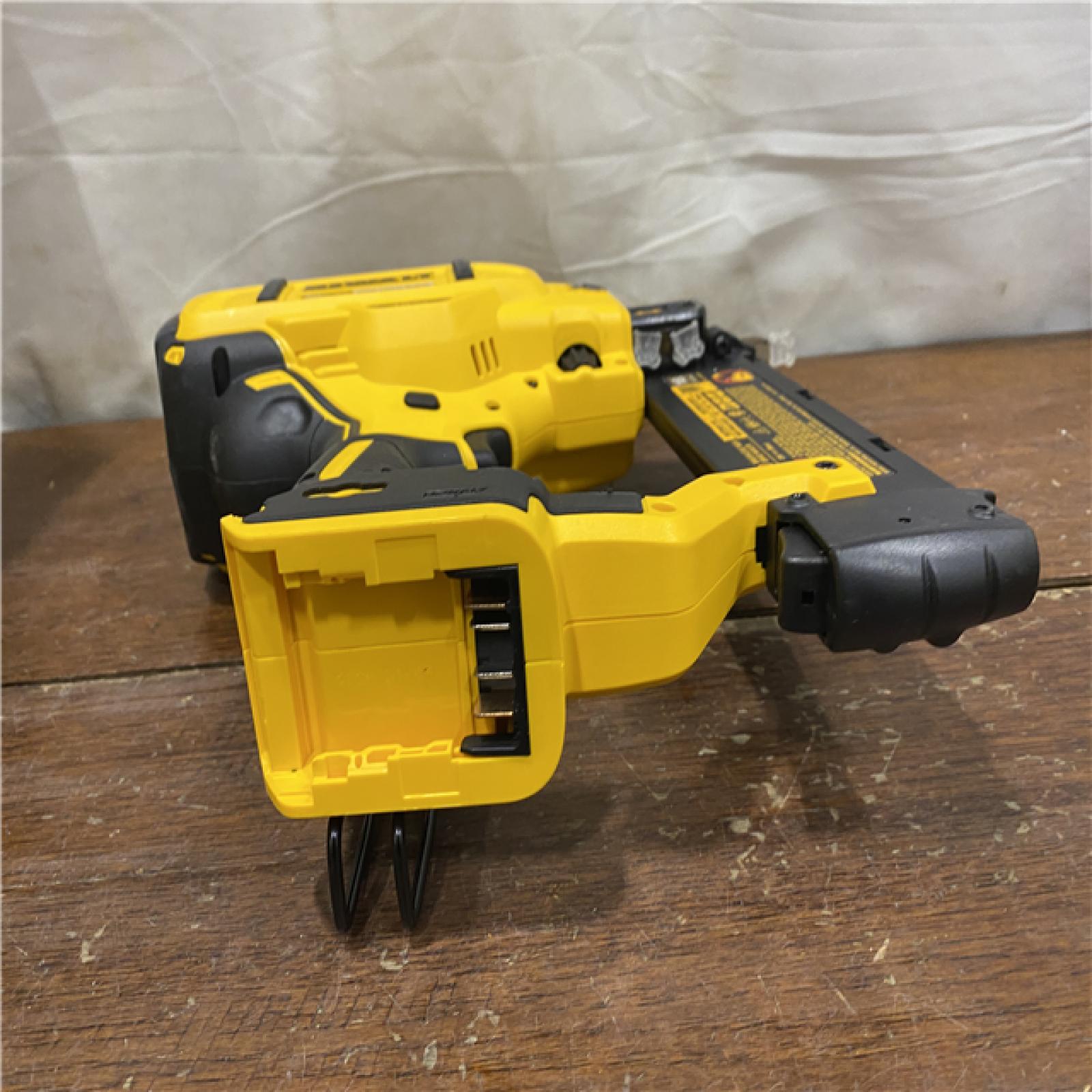 AS-IS DEWALT 20V MAX XR 18 Gauge Brad Nailer Kit
