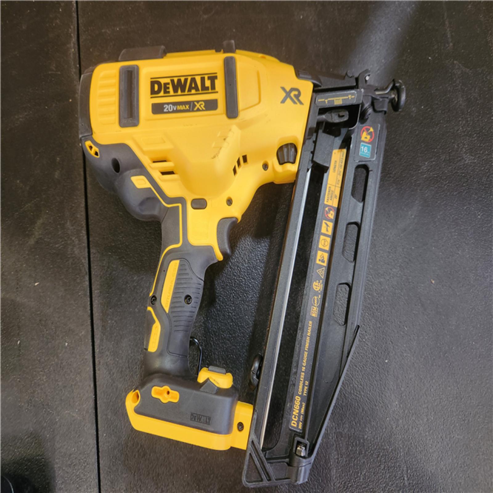 Phoenix NEW DEWALT 20V MAX XR 16-Gauge Electric Cordless Angled Finishing Nailer Kit