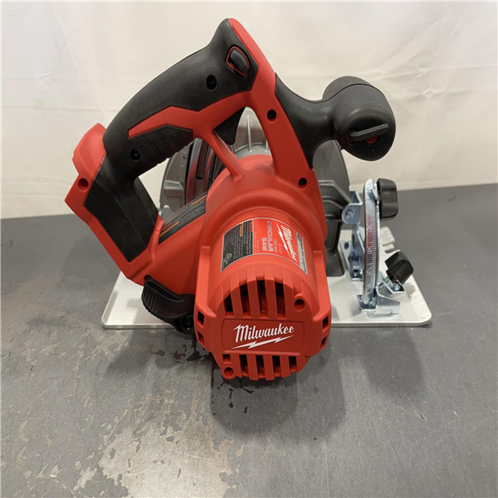 AS-IS - Milwaukee M18 18V Lithium-Ion Cordless 6-1/2 in. Circular Saw