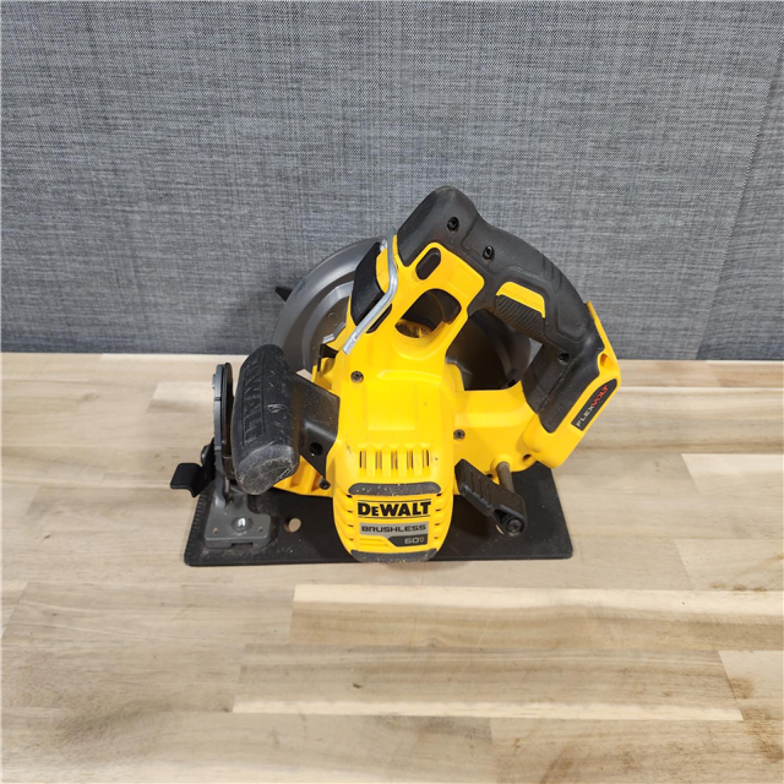 HOUSTON LOCATION - AS-IS DeWALT Flexvolt Max 7-1/4 60V Brushless Circular Saw DCS578B (Bare Tool)