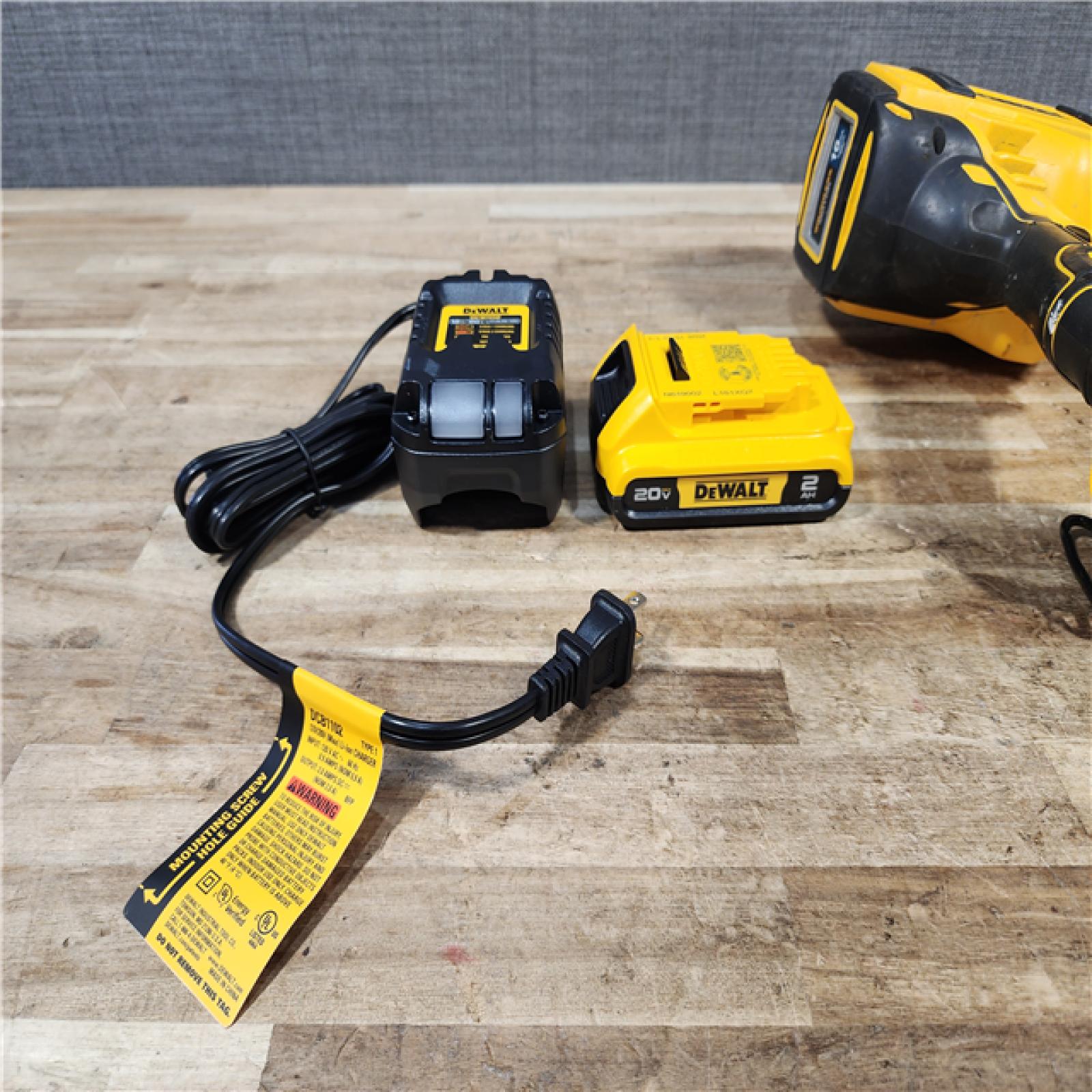 HOUSTON LOCATION - AS - IS DEWALT 20V MAX XR Lithium-Ion Cordless 2-1/2 in. 15-Gauge Finish Nailer Kit