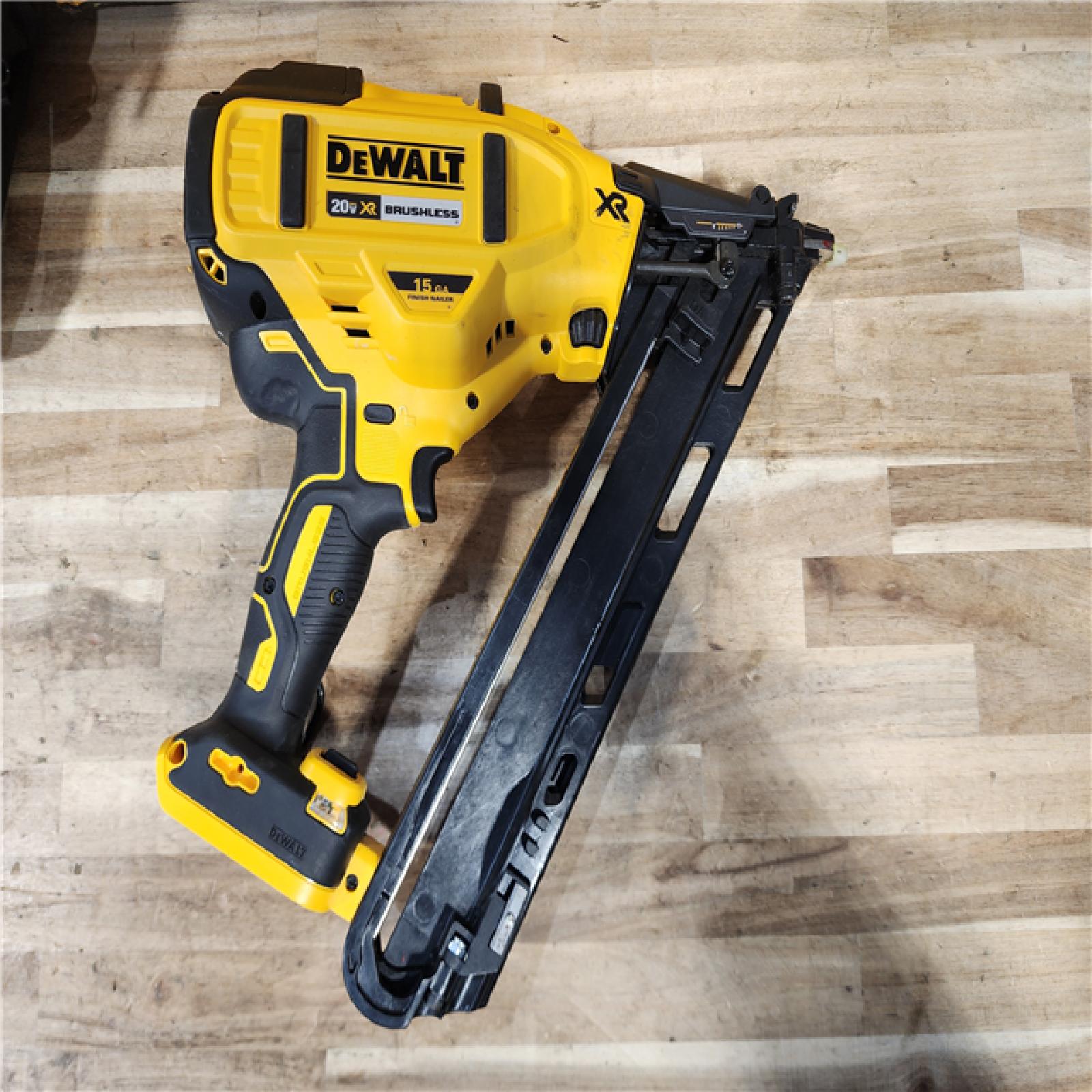 HOUSTON LOCATION - AS-IS DEWALT 20V MAX XR Lithium-Ion Cordless 2-1/2 in. 15-Gauge Finish Nailer Kit