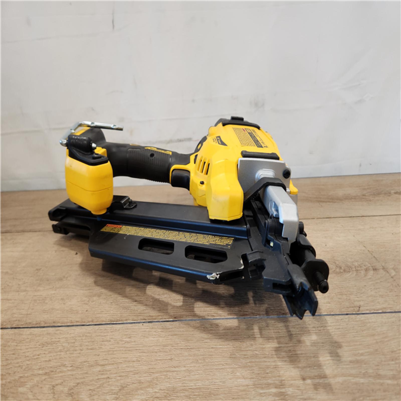 AS-IS- DEWALT 20-Volt 30° Cordless Framing Nailer Kit