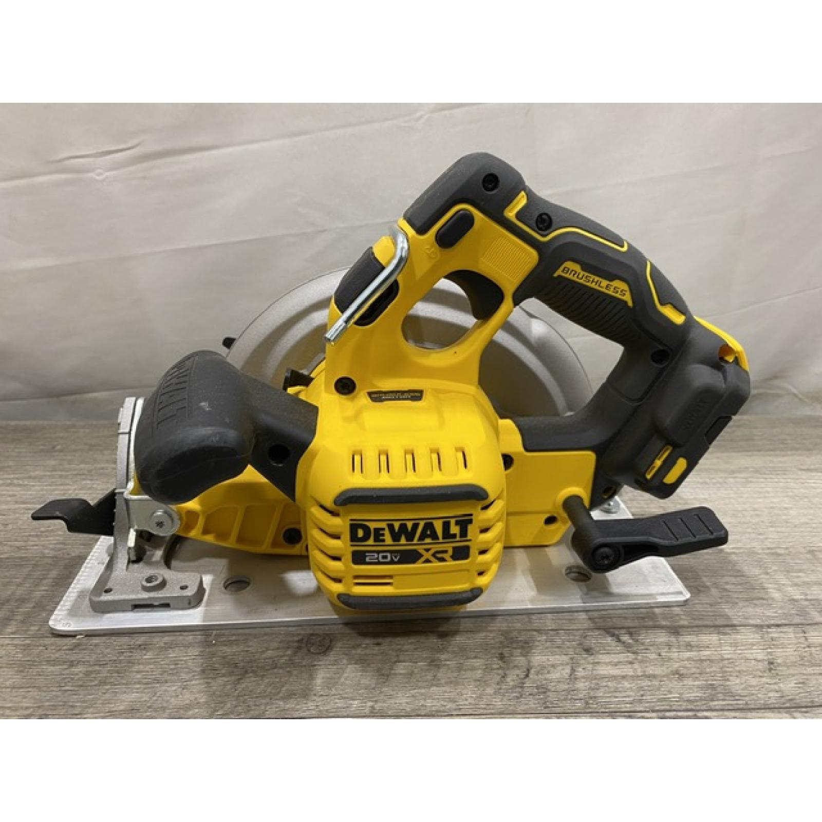 AS-IS DEWALT 20-Volt MAX 7-1/4 in. Cordless Circular Saw (Tool Only)