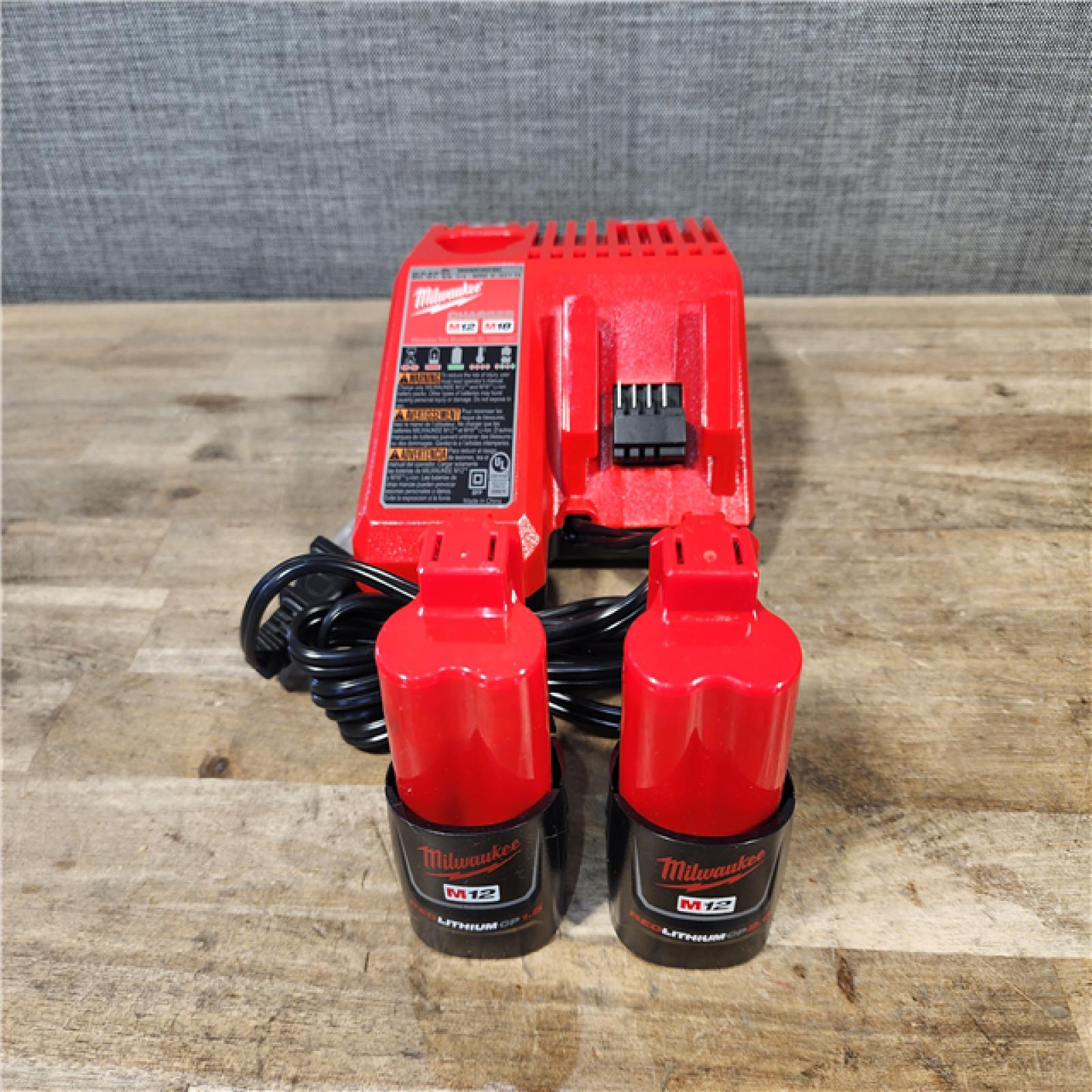 HOUSTON LOCATION - AS-IS MILWAUKEE 3 TOOL COMBO KIT W/ (2) BATTERY & CHARGER