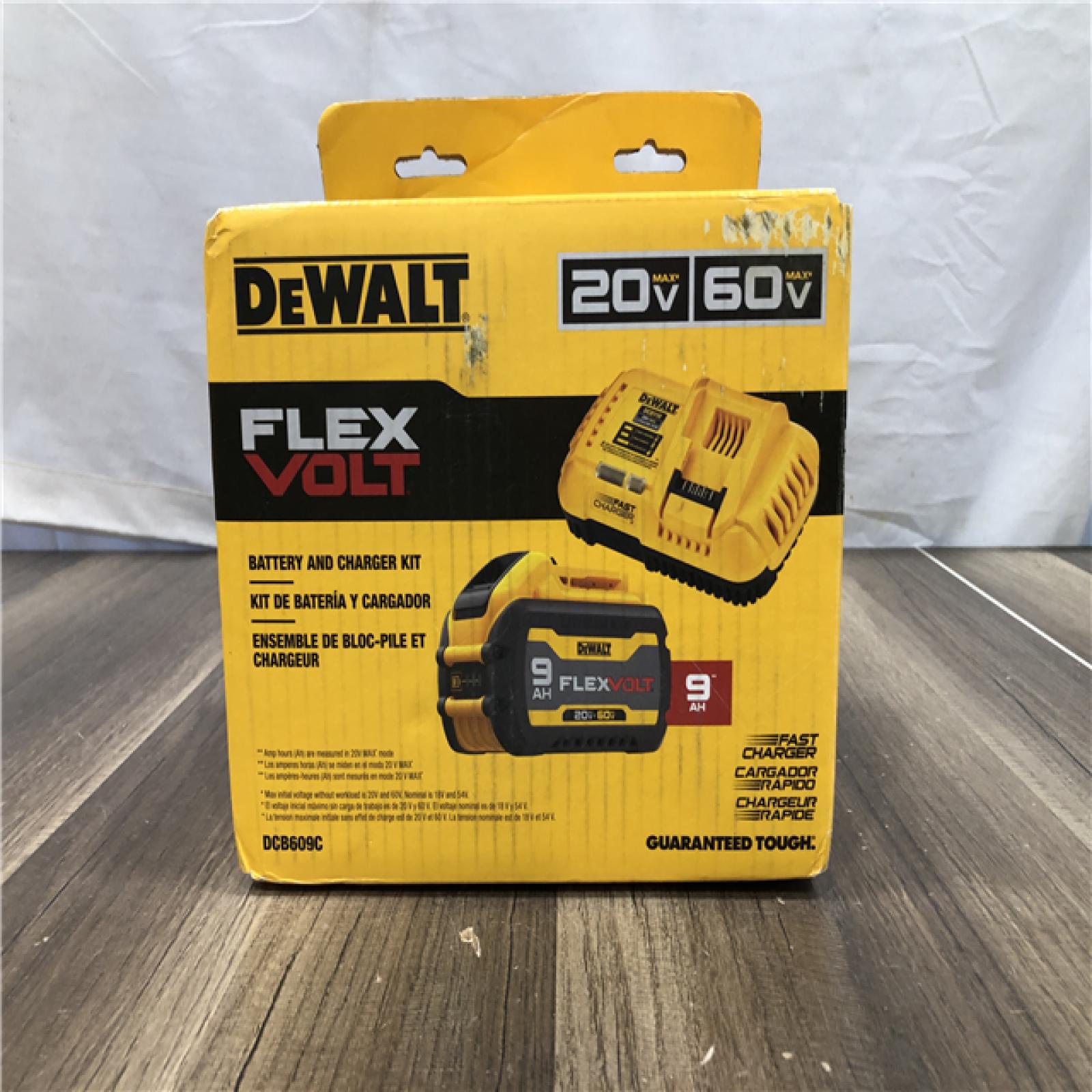 NEW- DEWALT 20V/60V MAX FLEXVOLT Lithium-Ion 9.0Ah Battery and Charger Starter Kit