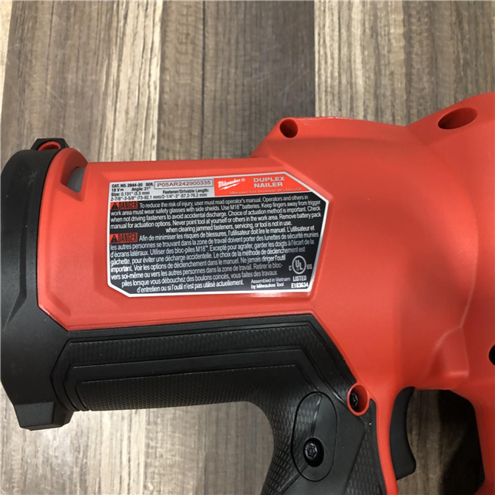 AS-IS Milwaukee FUEL 18-Volt Brushless Lithium-Ion Cordless 21-Degree Duplex Nailer