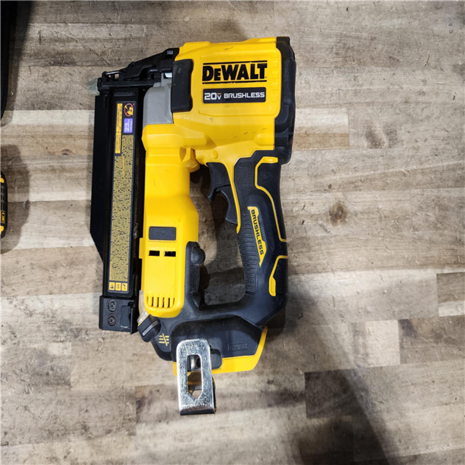 HOUSTON LOCATION - AS-IS DEWALT ATOMIC 20V MAX Lithium Ion Cordless 23 Gauge Pin Nailer Kit