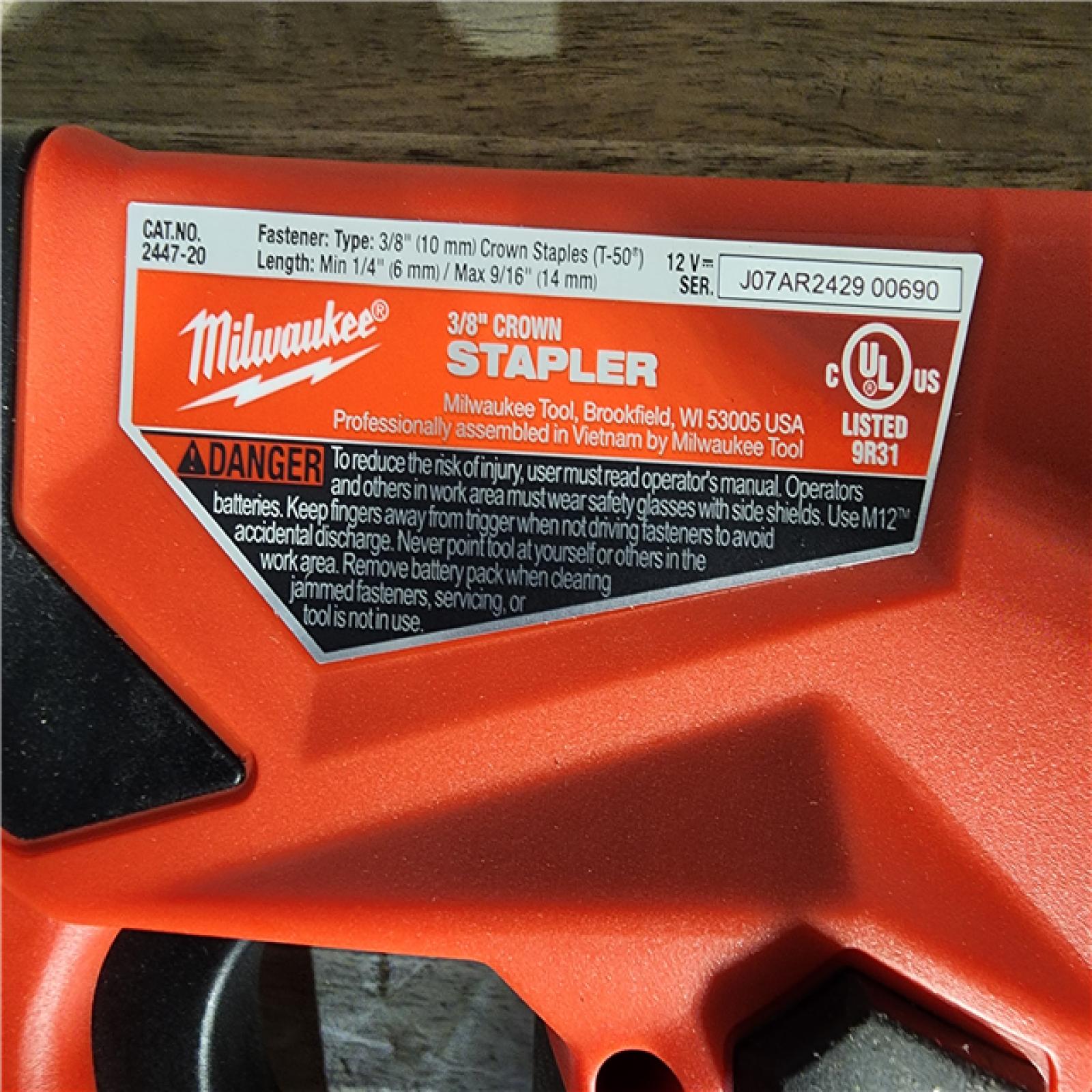 HOUSTON LOCATION - AS-IS MILWAUKEE 3 TOOL COMBO KIT W/ (2) BATTERY & CHARGER