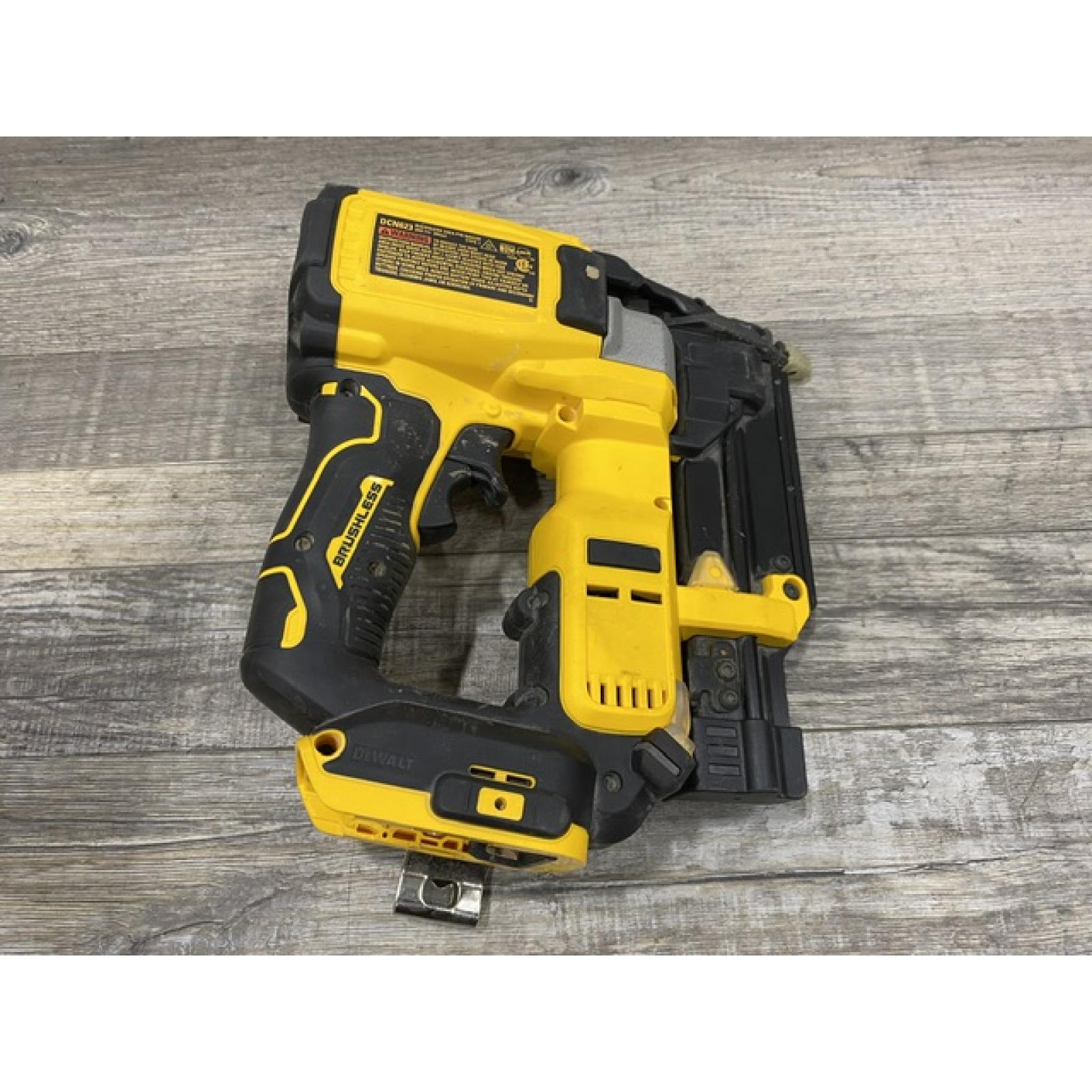 AS-IS DEWALT ATOMIC 20V MAX Lithium Ion Cordless 23 Gauge Pin Nailer Kit