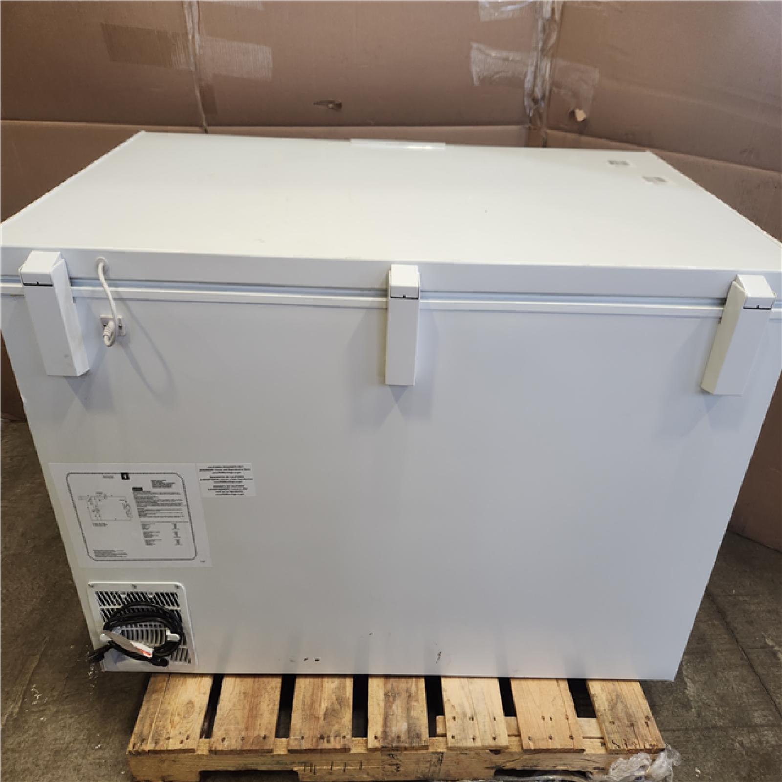 Phoenix Frigidaire 15 cu. ft. Garage Ready Manual Defrost Chest Freezer in White with LED Light and Adjustable Temperature Control
