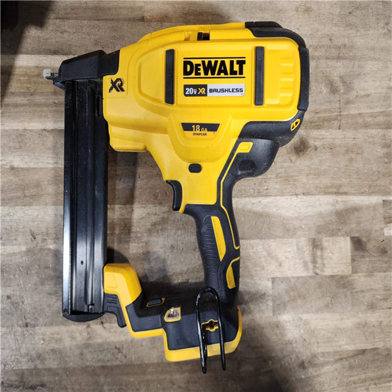 HOUSTON LOCATION - AS-IS DeWALT DCN681D1 20-Volt MAX 18ga Cordless Brushless Narrow Crown Stapler Kit w/ BATTERY & CHARGER