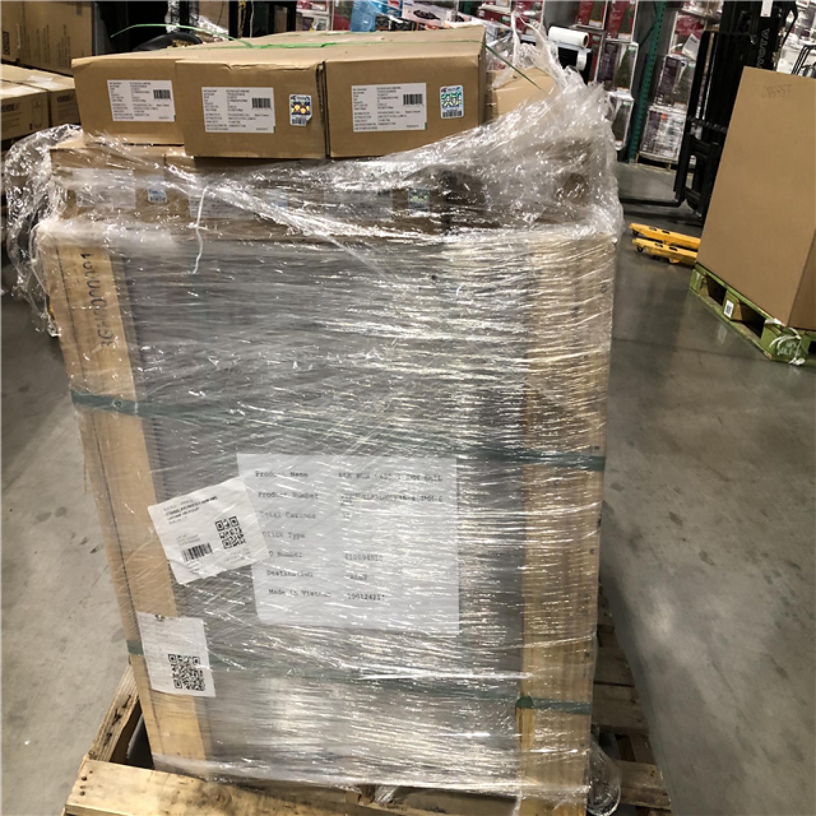 DALLAS LOCATION - TrafficMaster Elk Run 6 MIL x 6 in. W x 36 in. L Waterproof Click Lock Vinyl Plank Flooring PALLET-( 39 CASES)