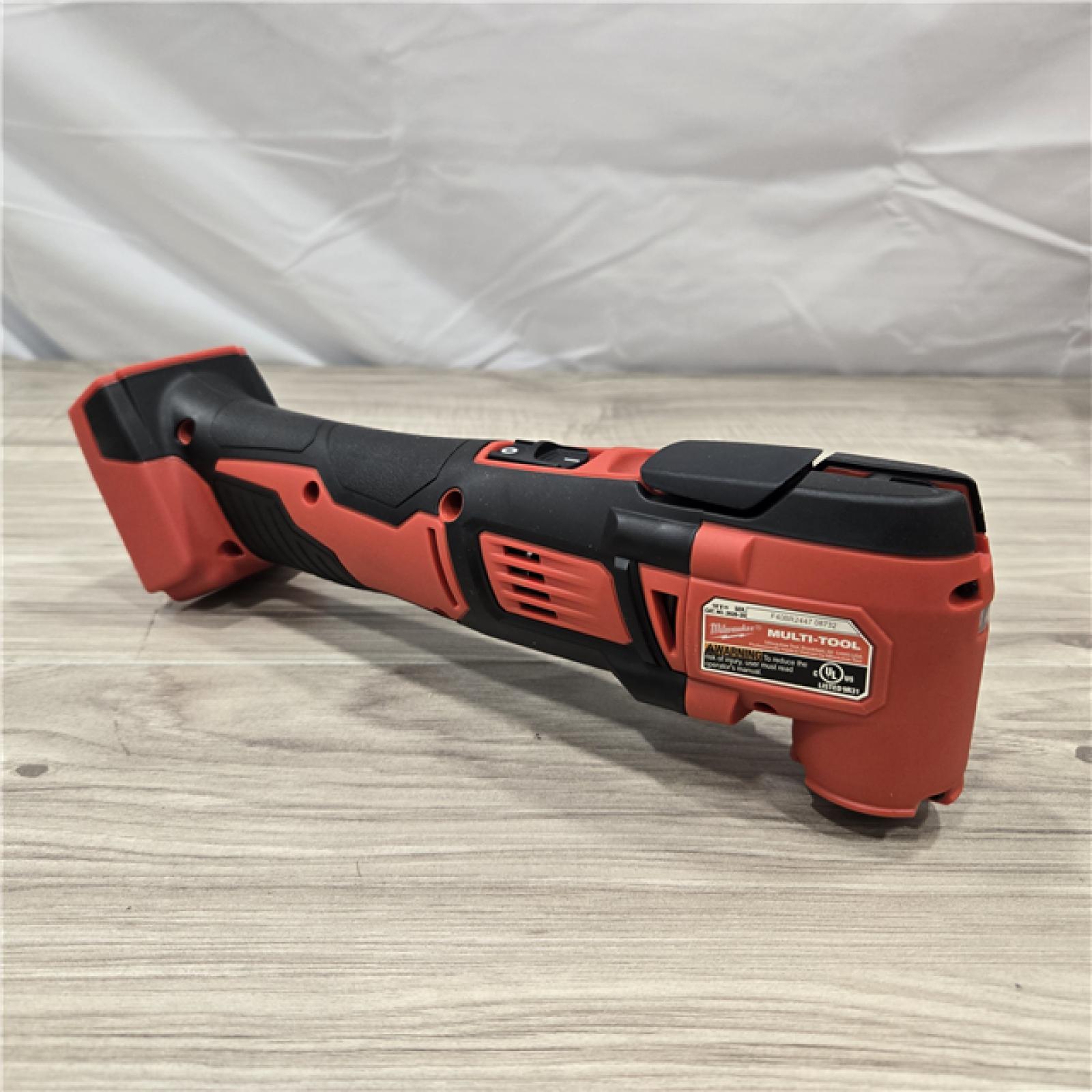 LIKE NEW! - Milwaukee 2626-21 M18 18-Volt Cordless Oscillating Multi-Tool Kit