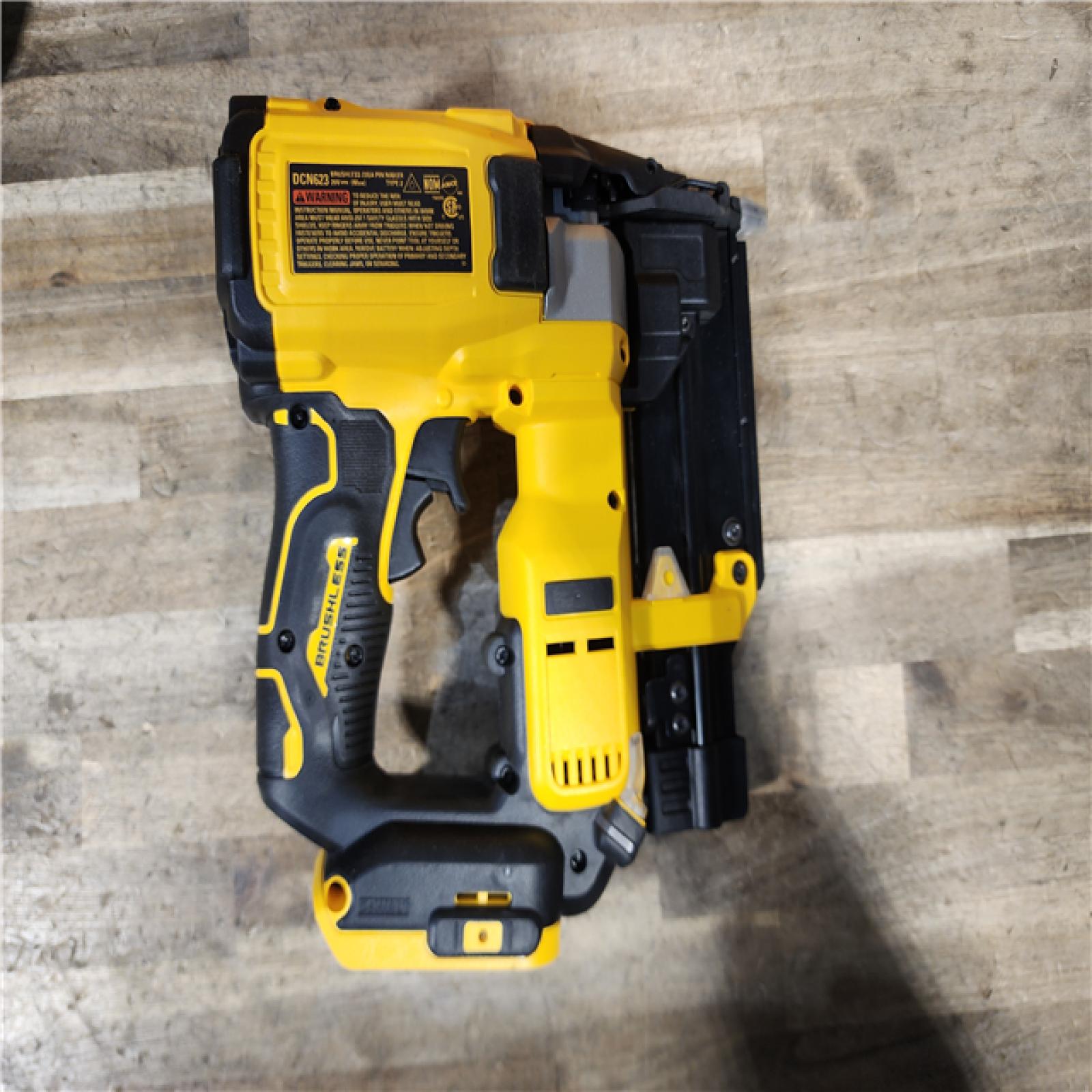 HOUSTON LOCATION - AS-IS DEWALT ATOMIC 20V MAX Lithium Ion Cordless 23 Gauge Pin Nailer Kit