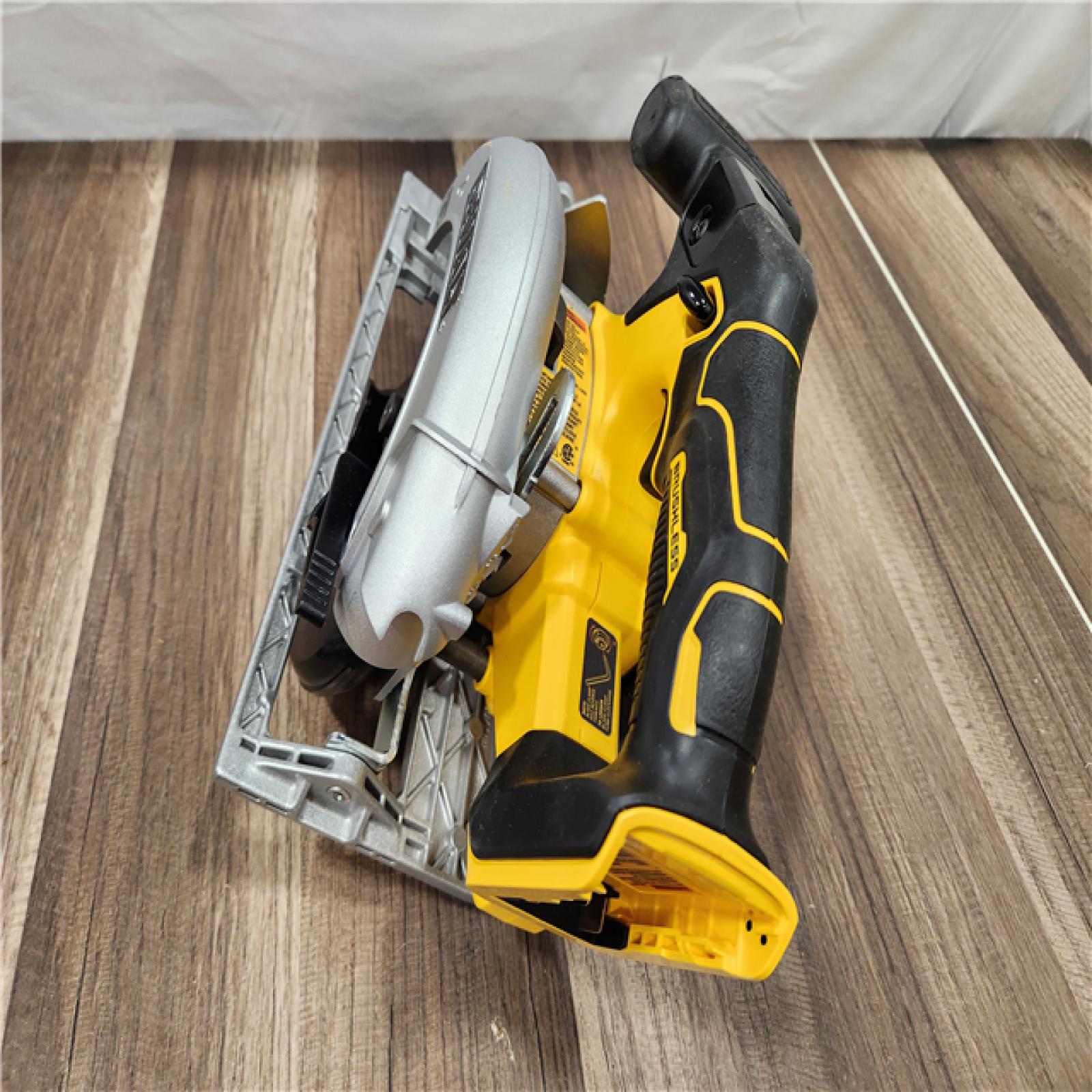 GOOD DeWALT DCS565B 20V Max Brushless 6.5   Cordless Circular Saw (TOOL ONLY)