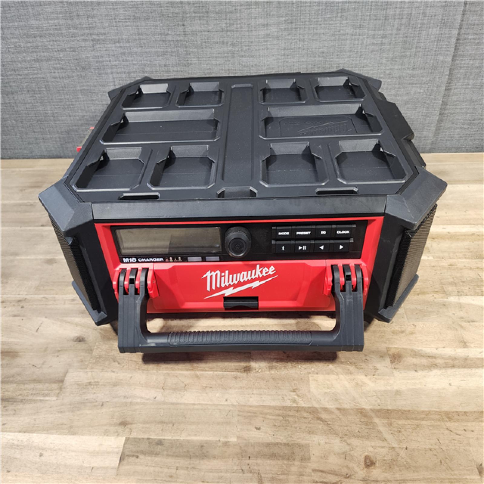 HOUSTON LOCATION - AS-IS Milwaukee 2950-20 18V M18 PACKOUT Lithium-Ion Cordless Radio + Charger (Tool Only)