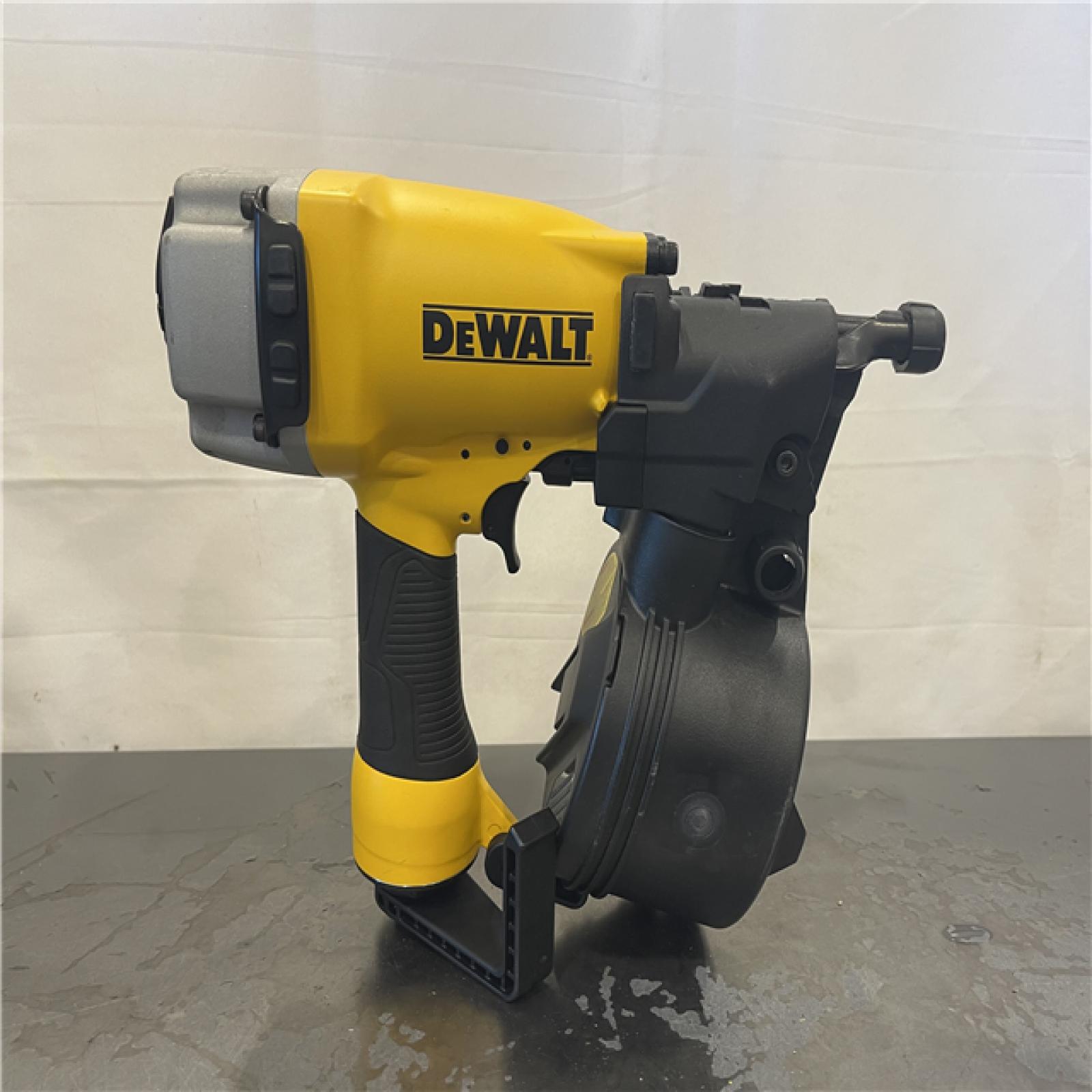 AS-IS- DEWALT DW66C-1 2-1/2 Inch 15 Degree Coil Siding and Fencing Nailer