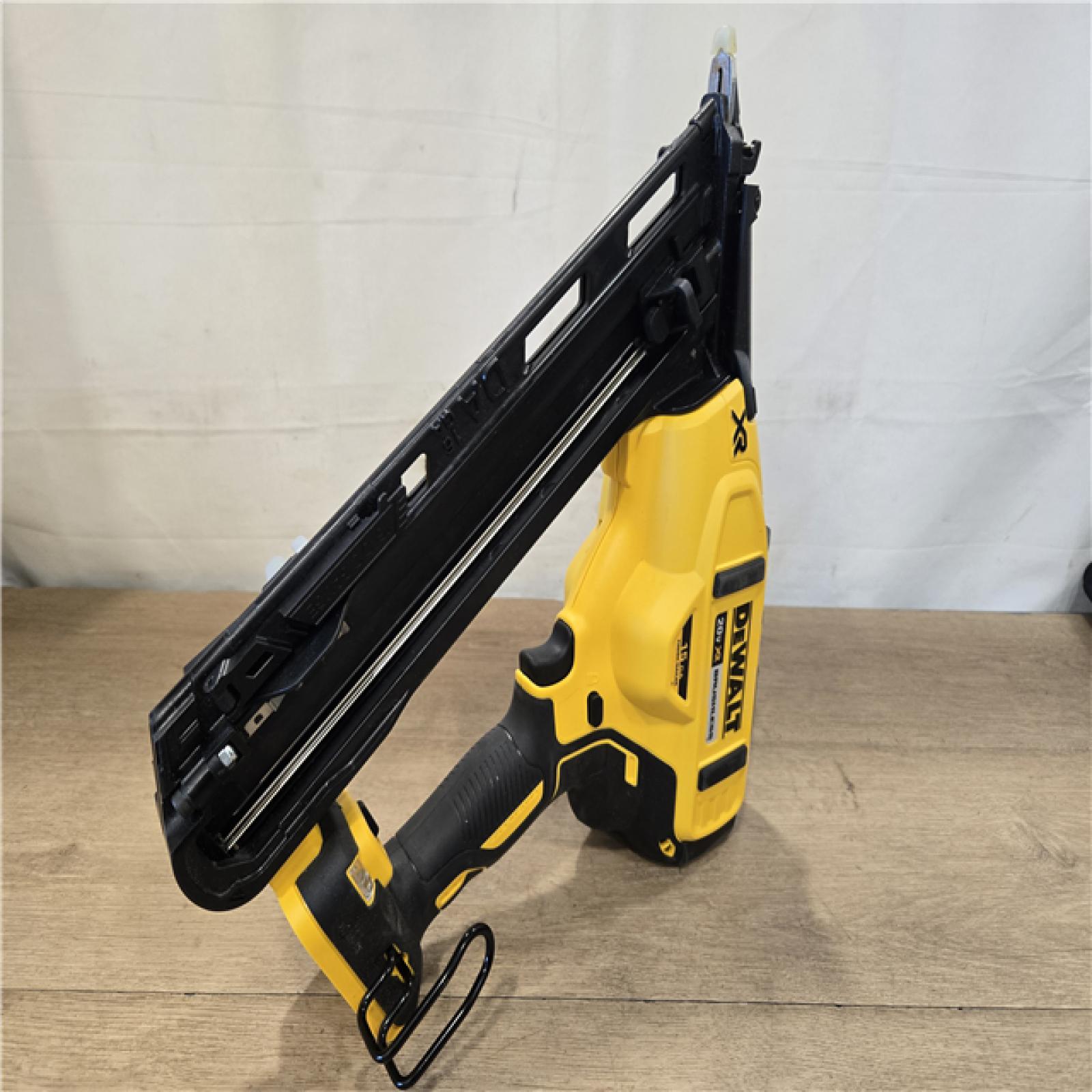 AS-IS DEWALT 20V MAX XR Cordless 2-1/2 in. 15-Gauge Finish Nailer Kit