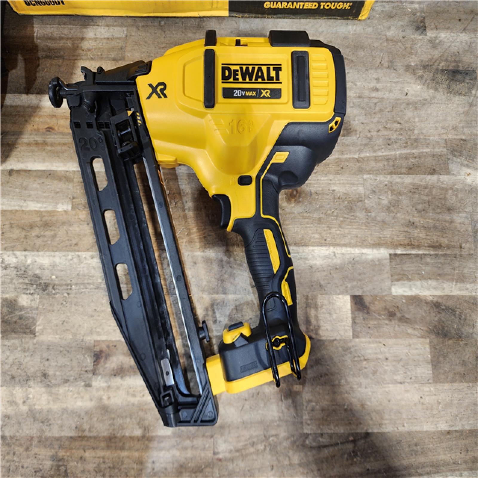 HOUSTON LOCATION - AS-IS DEWALT 20V MAX XR 16-Gauge Electric Cordless Angled Finishing Nailer Kit
