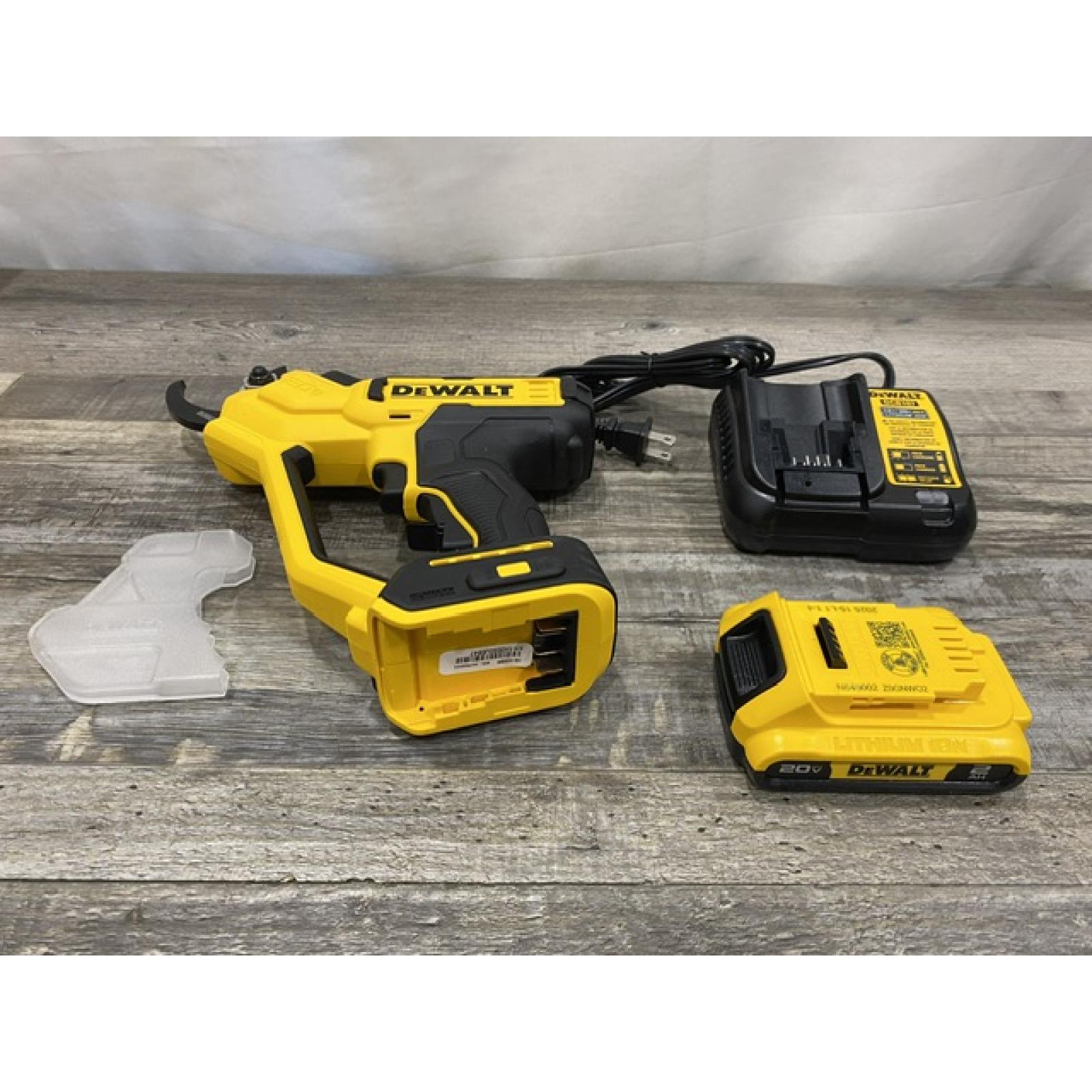 LIKE NEW - DEWALT 20V MAX Cordless Battery Powered Pruner Kit