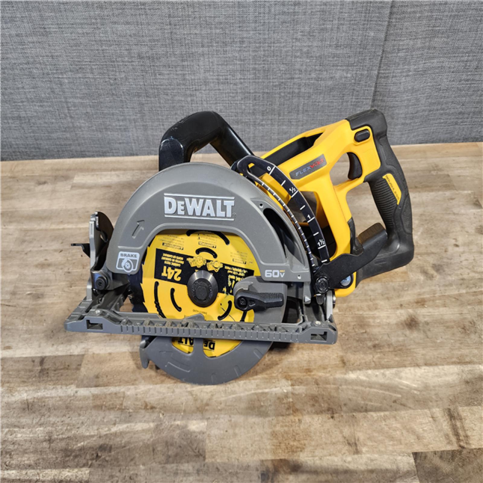 HOUSTON LOCATION - AS-IS DEWALT FLEXVOLT 60V MAX Cordless Brushless 7-1/4 in. Wormdrive Style Circular Saw (Tool Only)