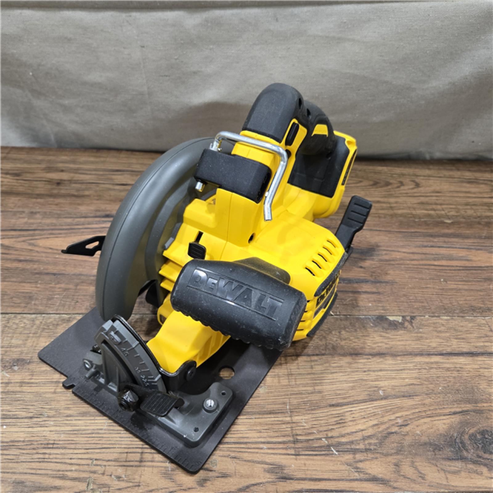 AS-IS DeWALT Flexvolt Max 7-1/4  60V Brushless Circular Saw DCS578B